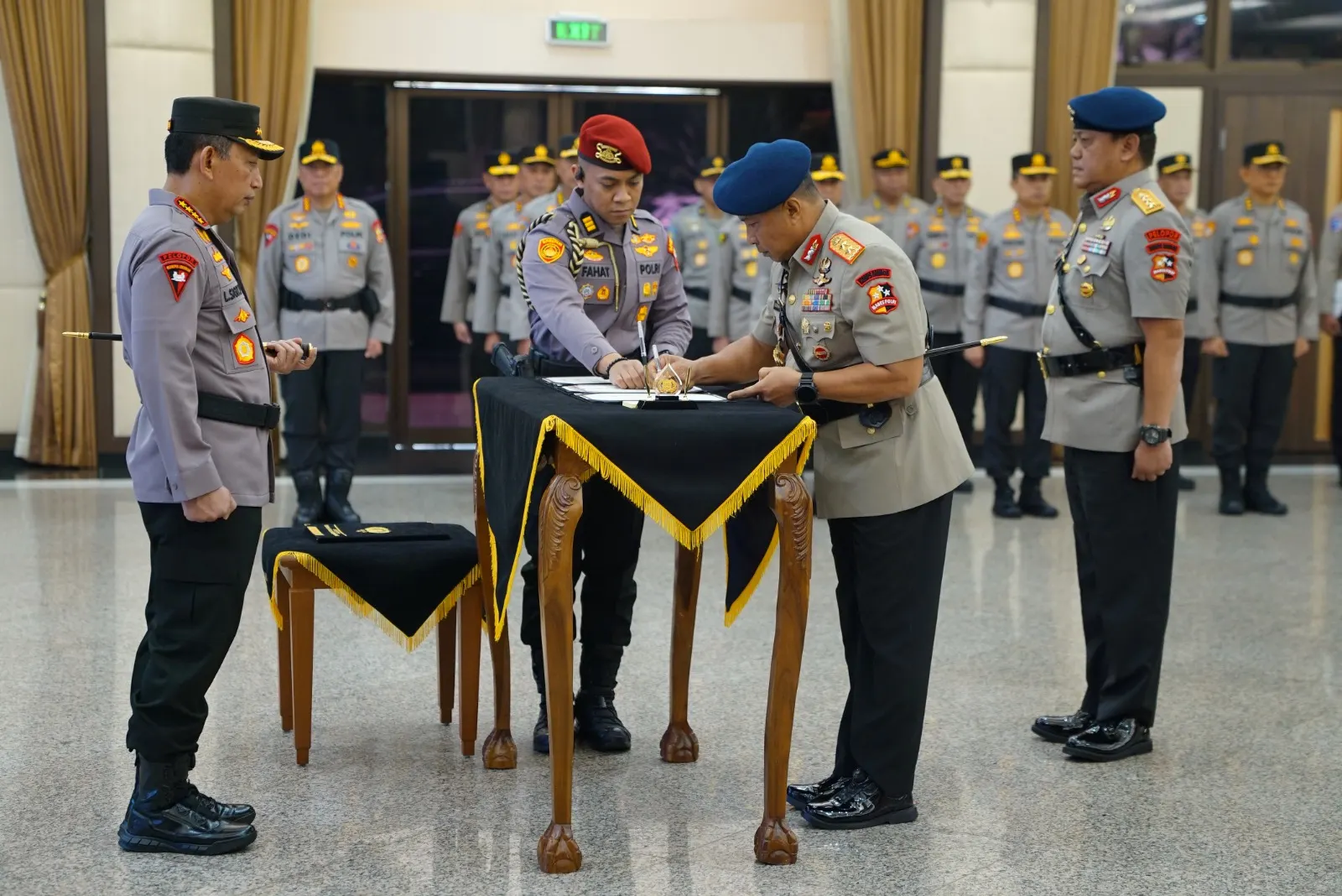 Kapolri Pimpin Upacara Sertijab Kabaintelkam dan Dankorbrimob Polri di Rupattama Mabes Polri Kapolri Pimpin Upacara Sertijab Kabaintelkam dan Dankorbrimob Polri di Rupattama Mabes Polri