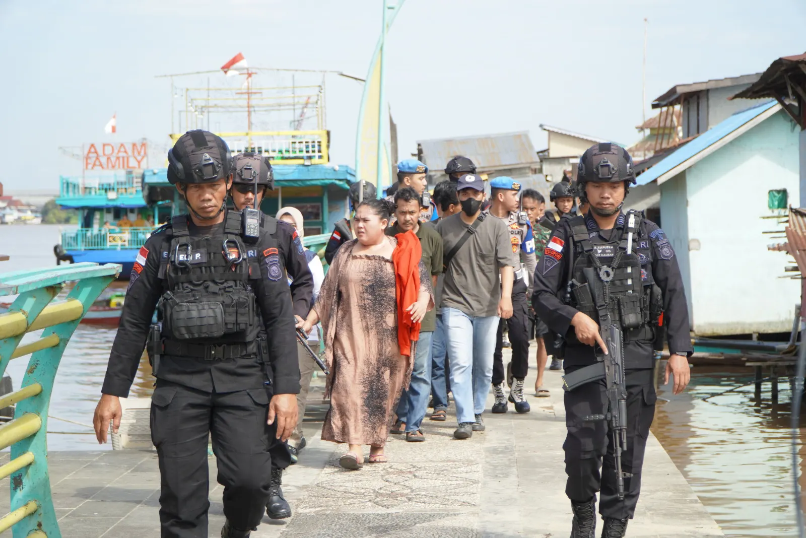 Satbrimob Polda Kalbar bersama Polda Kalbar dan BNN Provinsi laksanakan kegiatan penegakan hukum tindak pidana penyakit masyarakat di Kota Pontianak Satbrimob Polda Kalbar bersama Polda Kalbar dan BNN Provinsi laksanakan kegiatan penegakan hukum tindak pidana penyakit masyarakat di Kota Pontianak