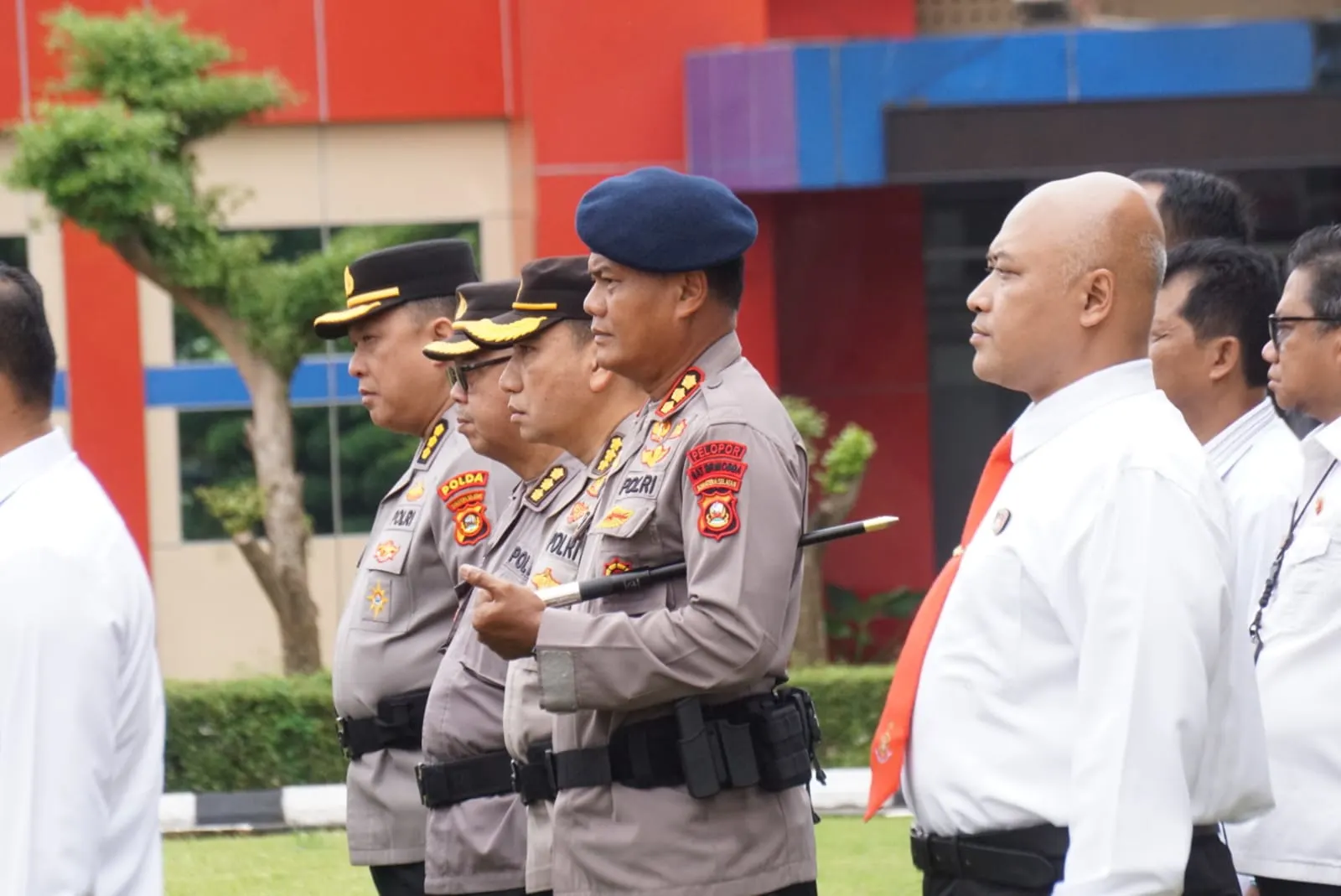 Dansat Brimob Polda Sumsel Hadiri Upacara Peringatan Hari Ibu ke-97 di Mapolda Sumsel