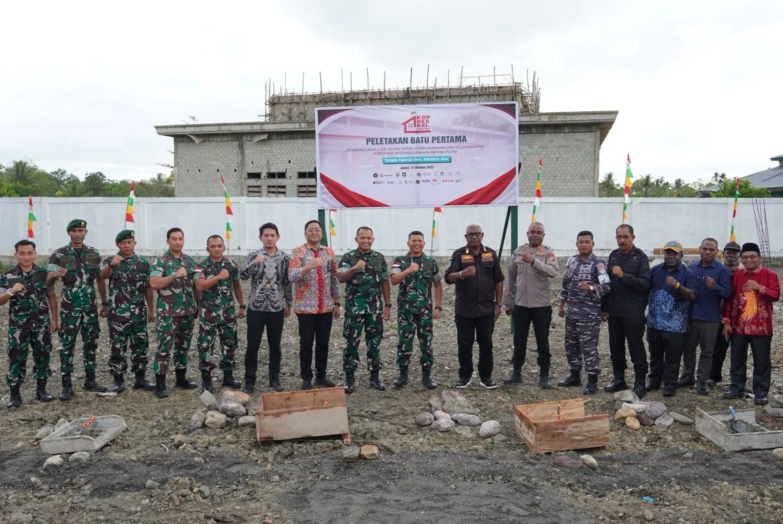 Dandim 1710/Mimika Dampingi Kasdam XVII/Cenderawasih Hadiri Groundbreaking Pembangunan Koperasi Desa dan Kampung Merah Putih Dandim 1710/Mimika Dampingi Kasdam XVII/Cenderawasih Hadiri Groundbreaking Pembangunan Koperasi Desa dan Kampung Merah Putih