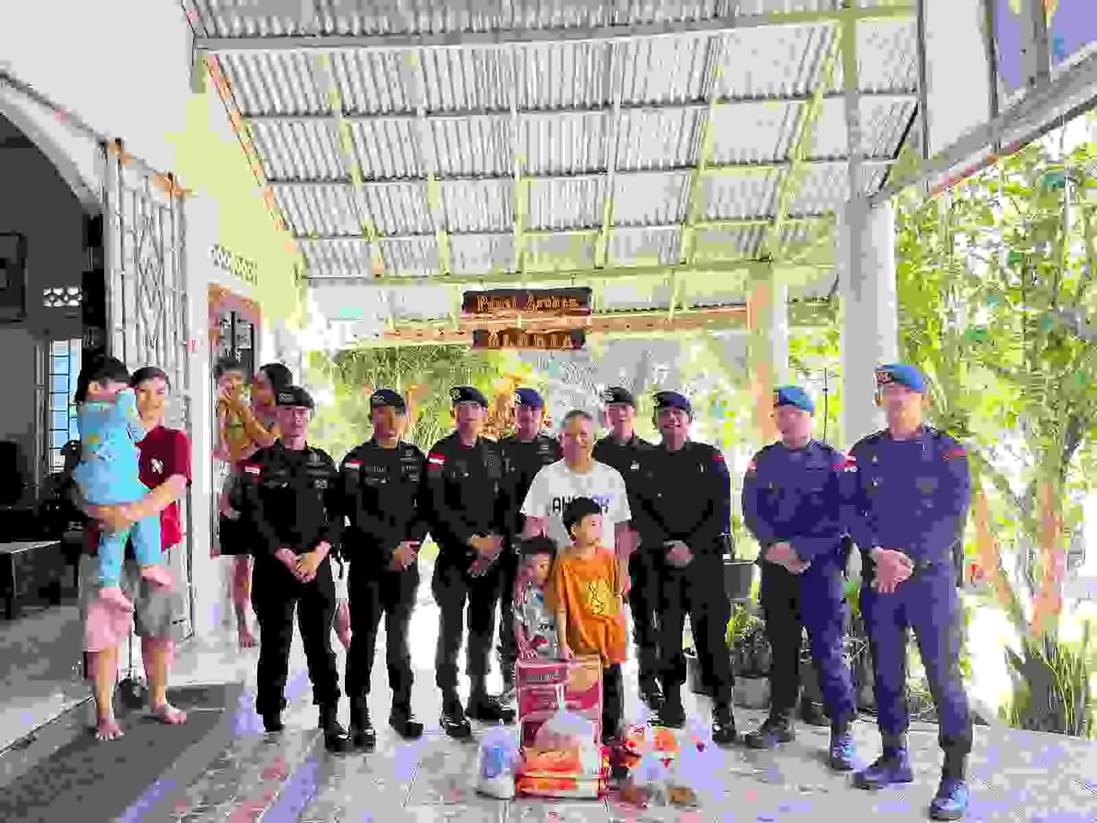 Satbrimob Polda Kalbar kembali melaksanakan kegiatan Jum’at Berkah hadirkan kebahagiaan ditengah-tengah masyarakat yang membutuhkan