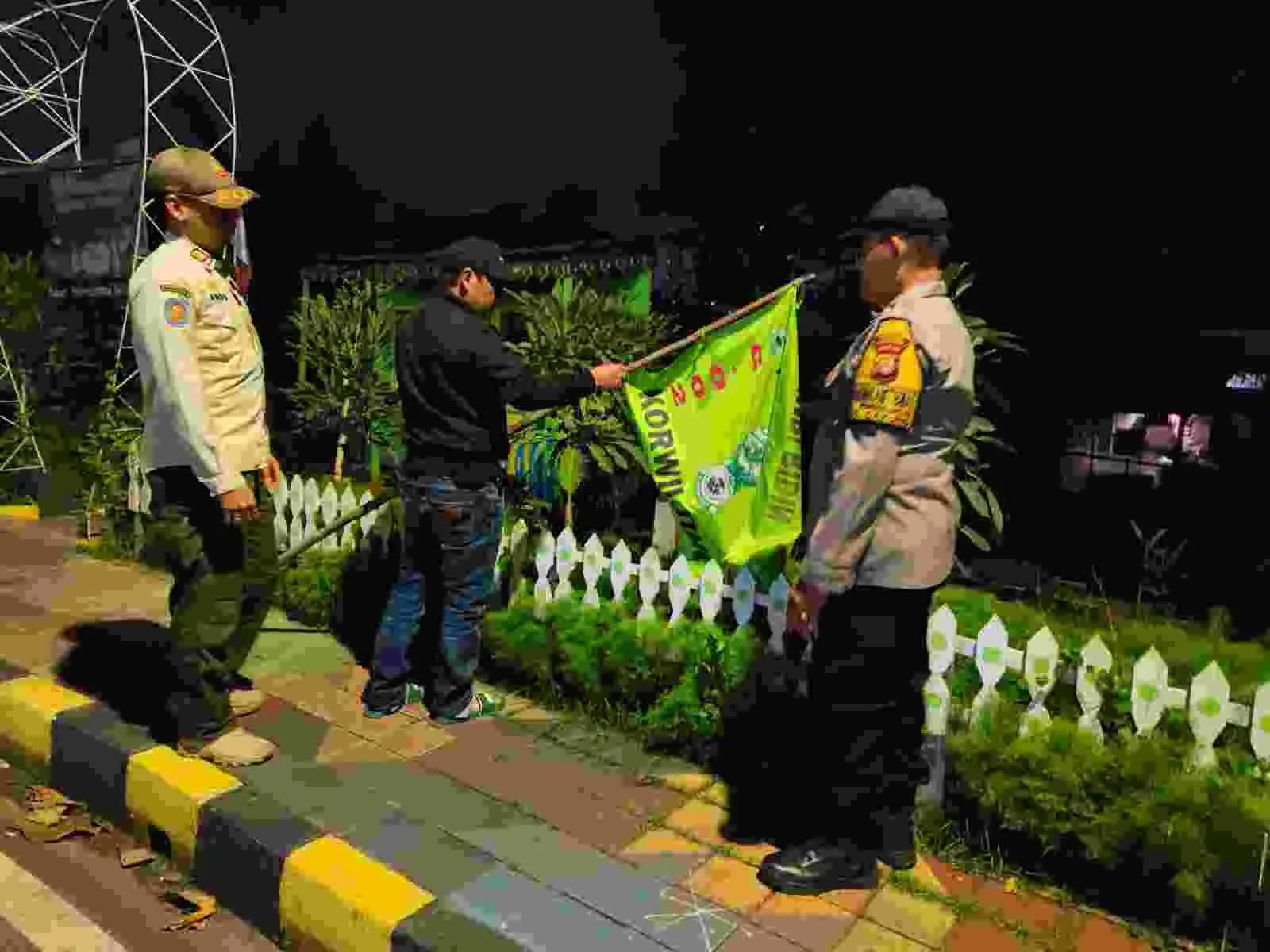 Tiga Bendera Ormas FBR Diturunkan Sukarela di Cakung, Polisi Lakukan Pendampingan Humanis Tiga Bendera Ormas FBR Diturunkan Sukarela di Cakung, Polisi Lakukan Pendampingan Humanis