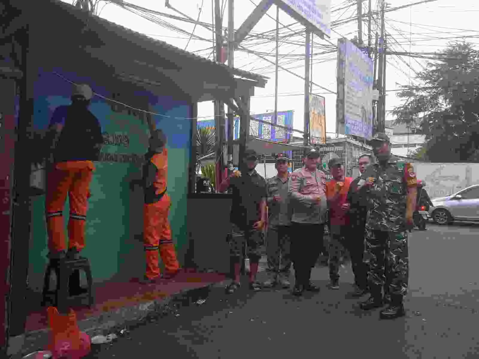 Tertibkan Atribut Ormas, Polisi Bersama Warga Lakukan Pembersihan Mandiri di Kecamatan Makasar Tertibkan Atribut Ormas, Polisi Bersama Warga Lakukan Pembersihan Mandiri di Kecamatan Makasar