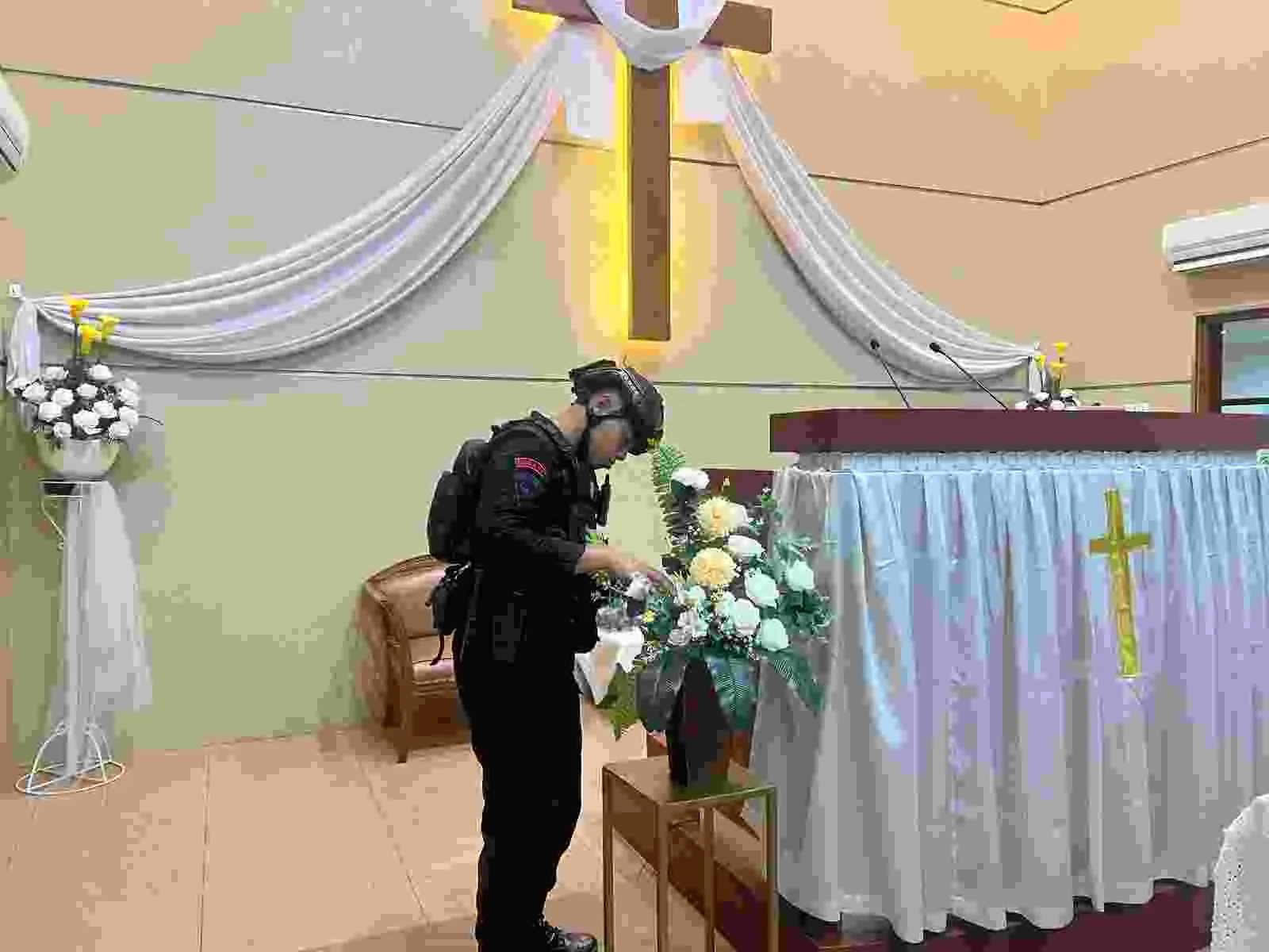 Satbrimob Polda Banten Lakukan Sterilisasi Gereja Di Wilayah Hukum Polda Banten Dalam Rangka kenaikan Isa Almasih