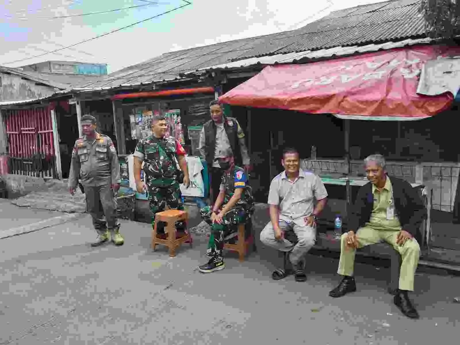 Bhabinkamtibmas Kelurahan Pinang Ranti Ajak Warga Aktif Jaga Kamtibmas Lewat Giat Cooling System Bhabinkamtibmas Kelurahan Pinang Ranti Ajak Warga Aktif Jaga Kamtibmas Lewat Giat Cooling System