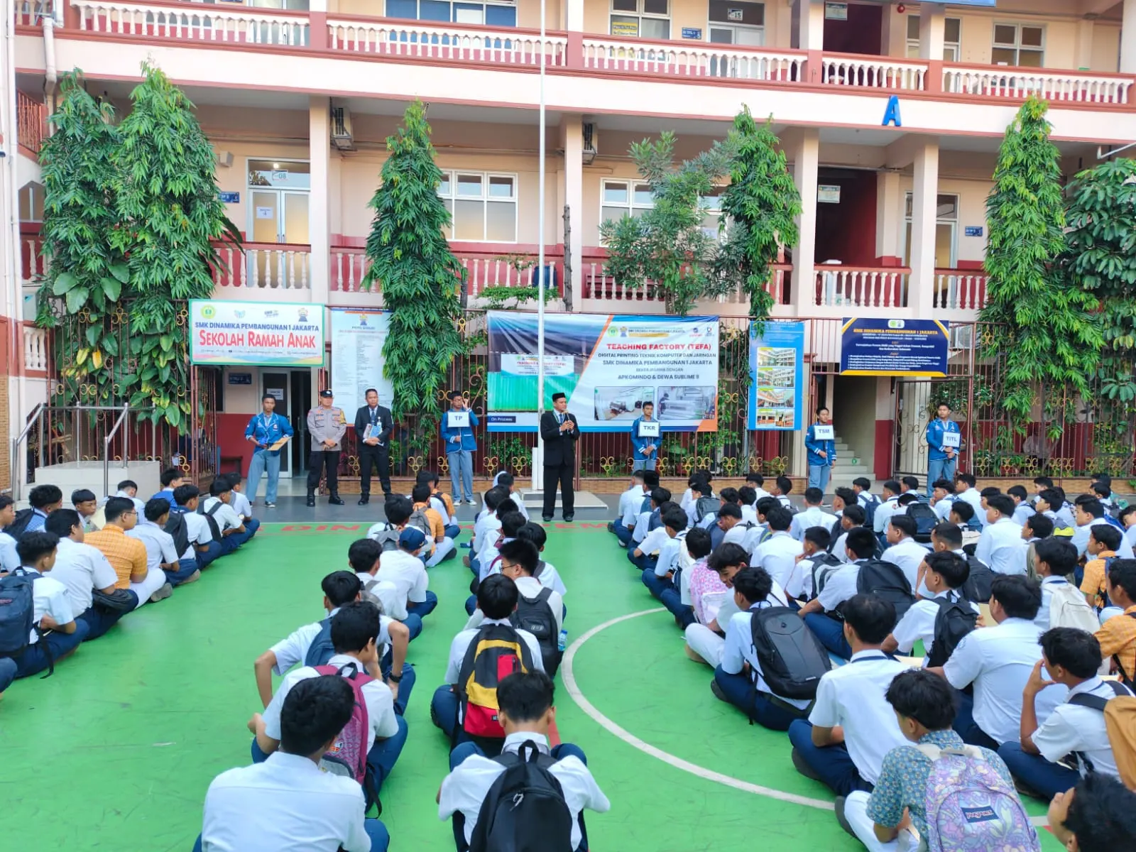 Polsek Cakung Sosialisasi Bahaya Narkoba dan Kenakalan Remaja di SMK Dinamika Pembangunan 1 Jakarta