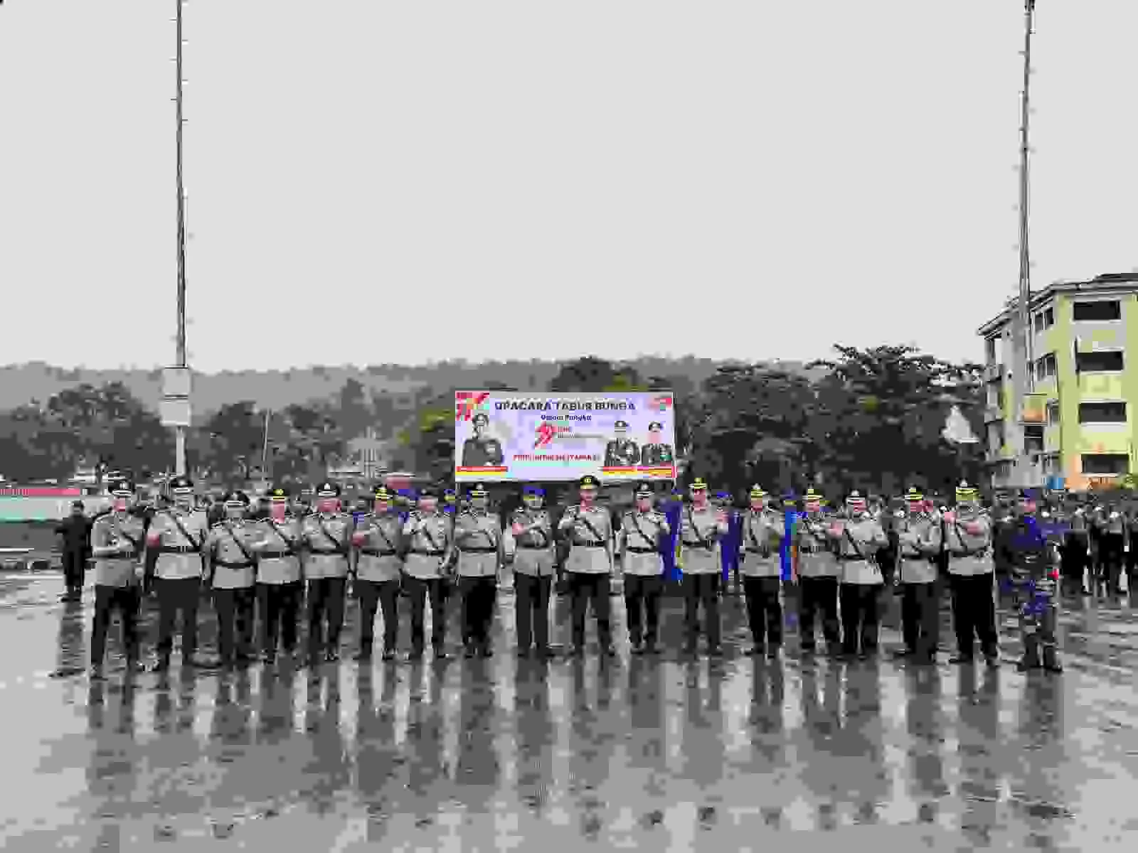 Komandan Satuan (Dansat) Brimob Polda Papua Barat, Kombes Pol [Nama Lengkap], turut serta dalam kegiatan ziarah laut