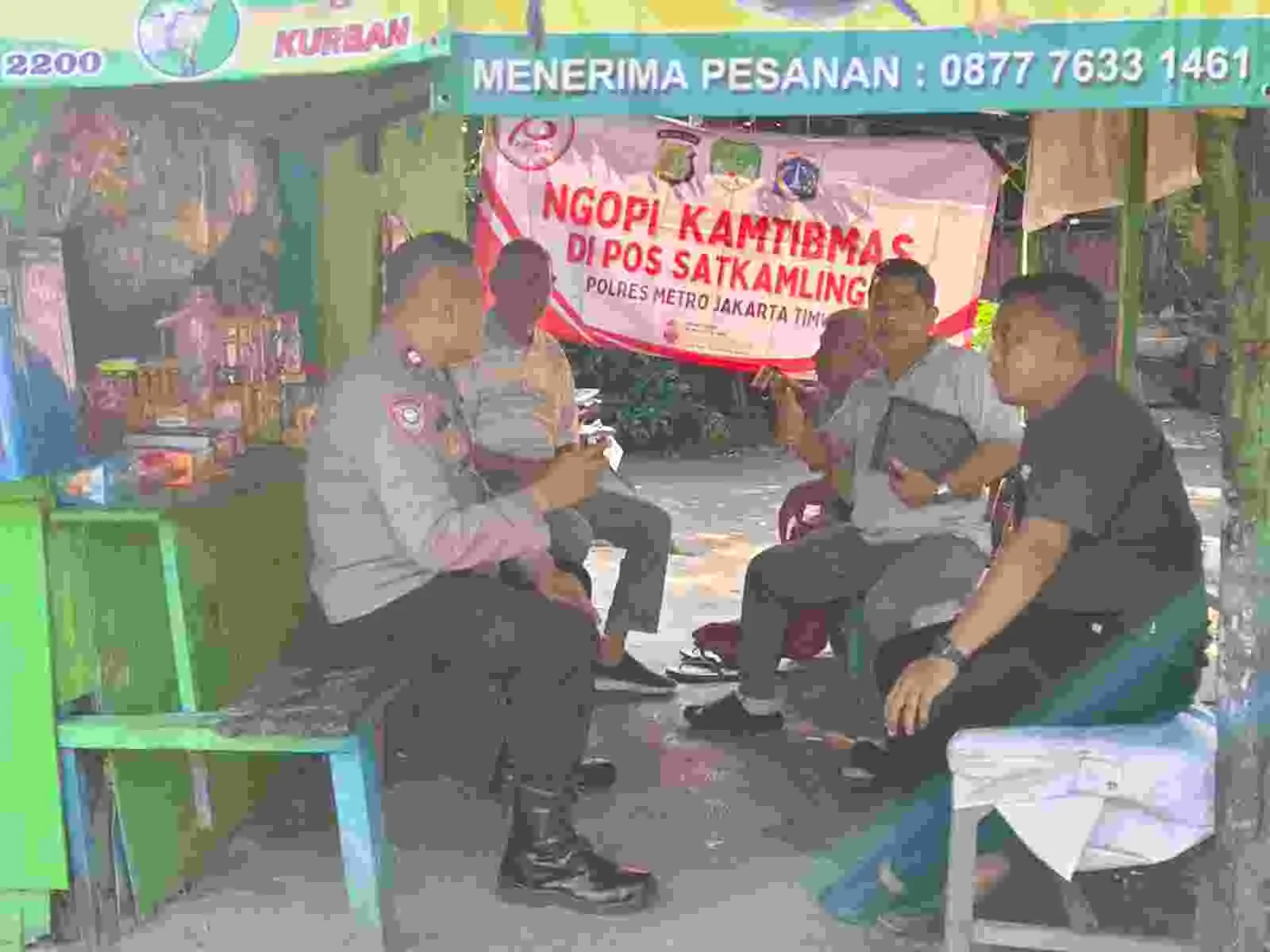 “Ngopi Kamtibmas”: Ruang Dialog Hangat Warga Penggilingan Bersama Polri untuk Cari Solusi Nyata