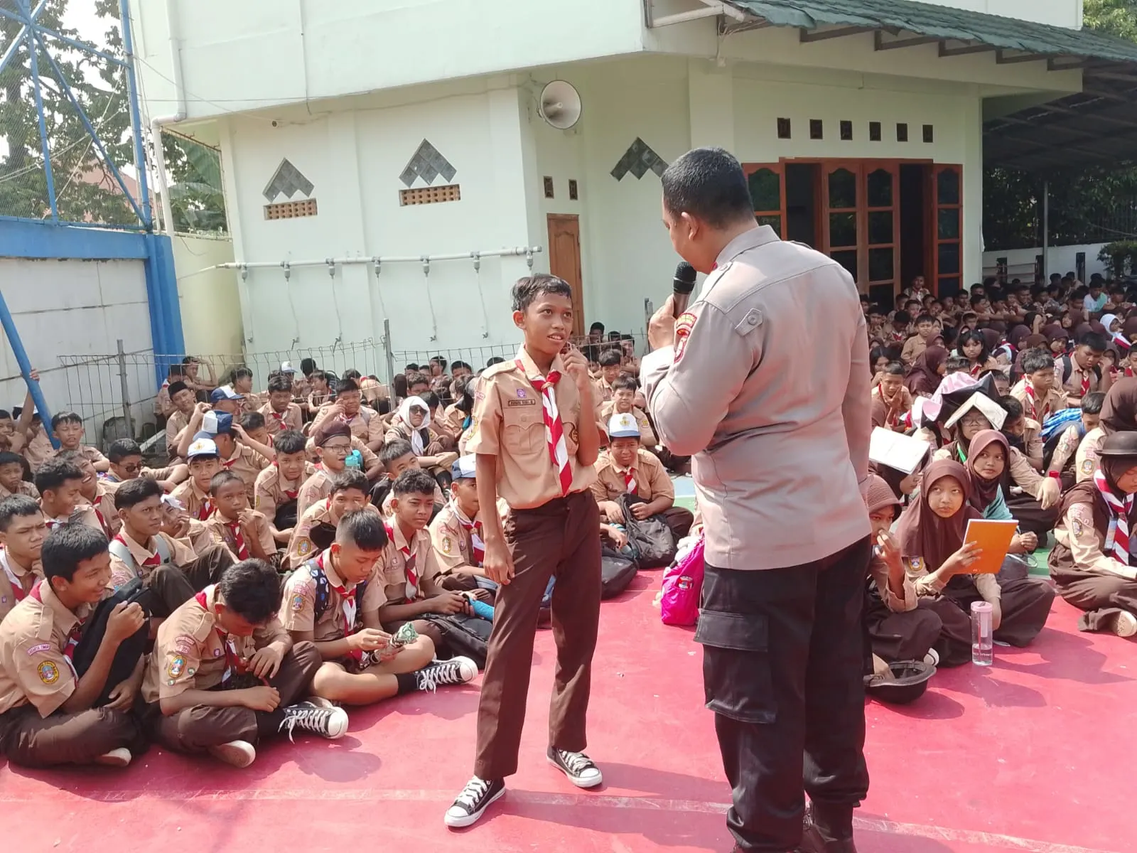 Kapolsek Makasar Ajak Siswa SMPN 268 Waspadai Bahaya Narkoba, Tawuran, dan Judi Online dalam MPLS Ramah Kapolsek Makasar Ajak Siswa SMPN 268 Waspadai Bahaya Narkoba, Tawuran, dan Judi Online dalam MPLS Ramah