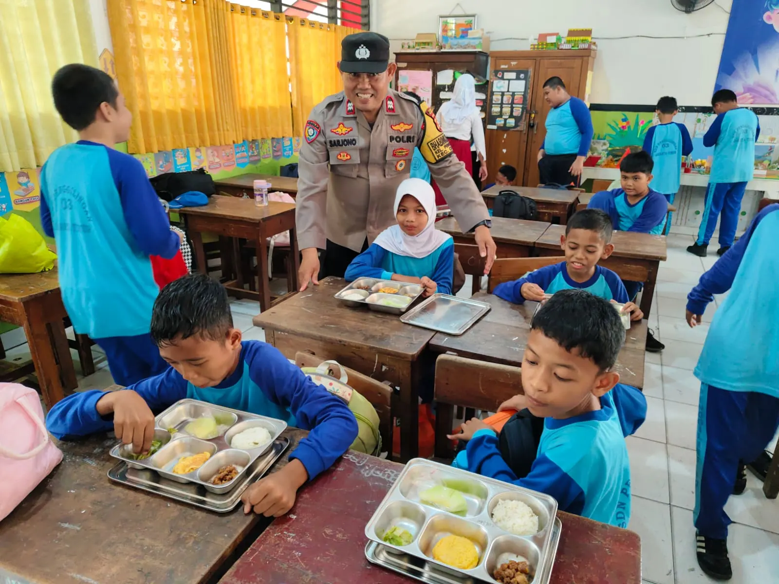 Polsek Cakung Kawal Pembagian 3.235 Makanan Bergizi Gratis di 11 Sekolah
