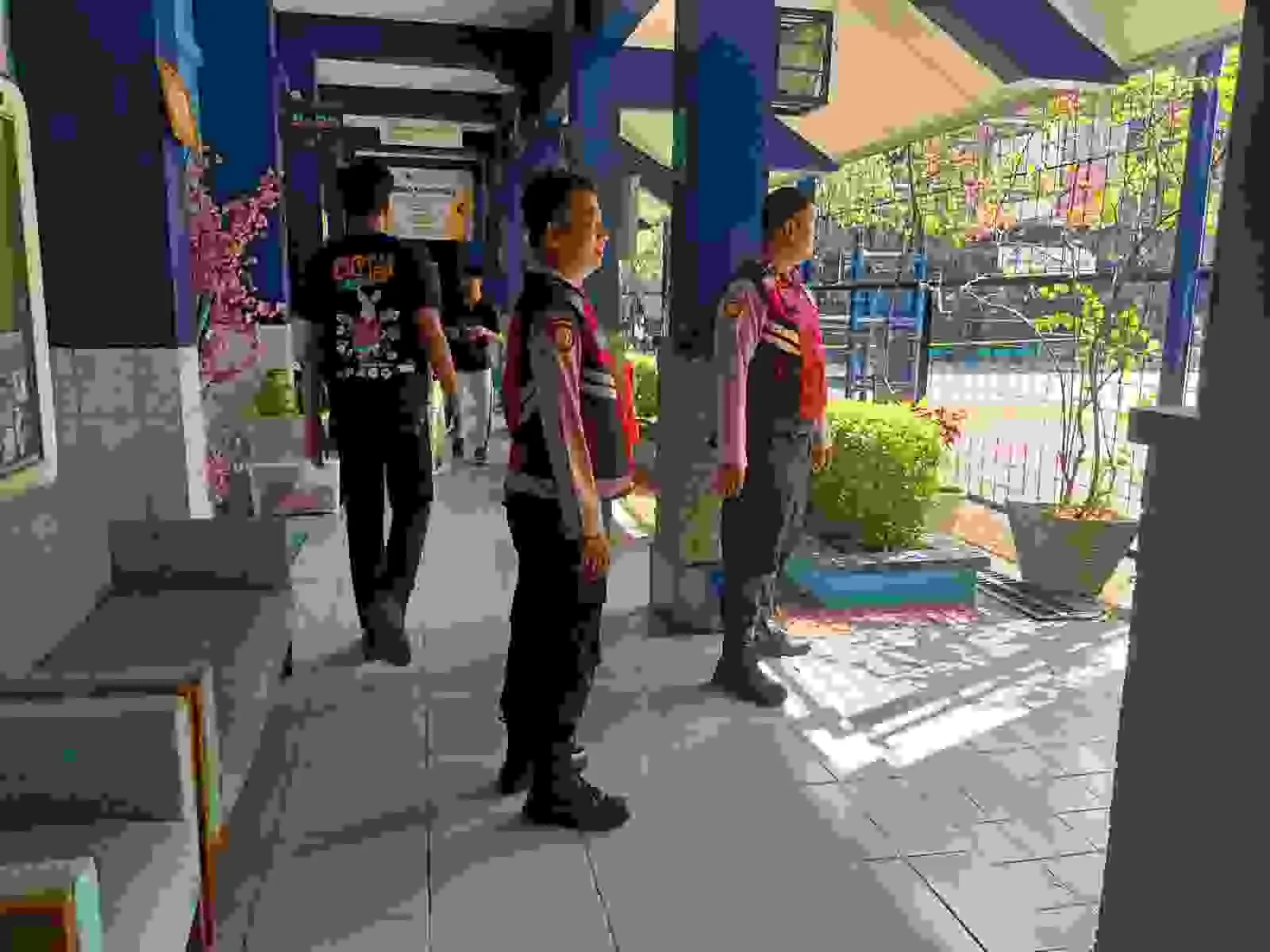 Polisi Hadir di Tengah Pelajar: Samapta Polsek Pulogadung Amankan Kegiatan CUPTEN 3.0 di SMAN 36 Jakarta Polisi Hadir di Tengah Pelajar: Samapta Polsek Pulogadung Amankan Kegiatan CUPTEN 3.0 di SMAN 36 Jakarta