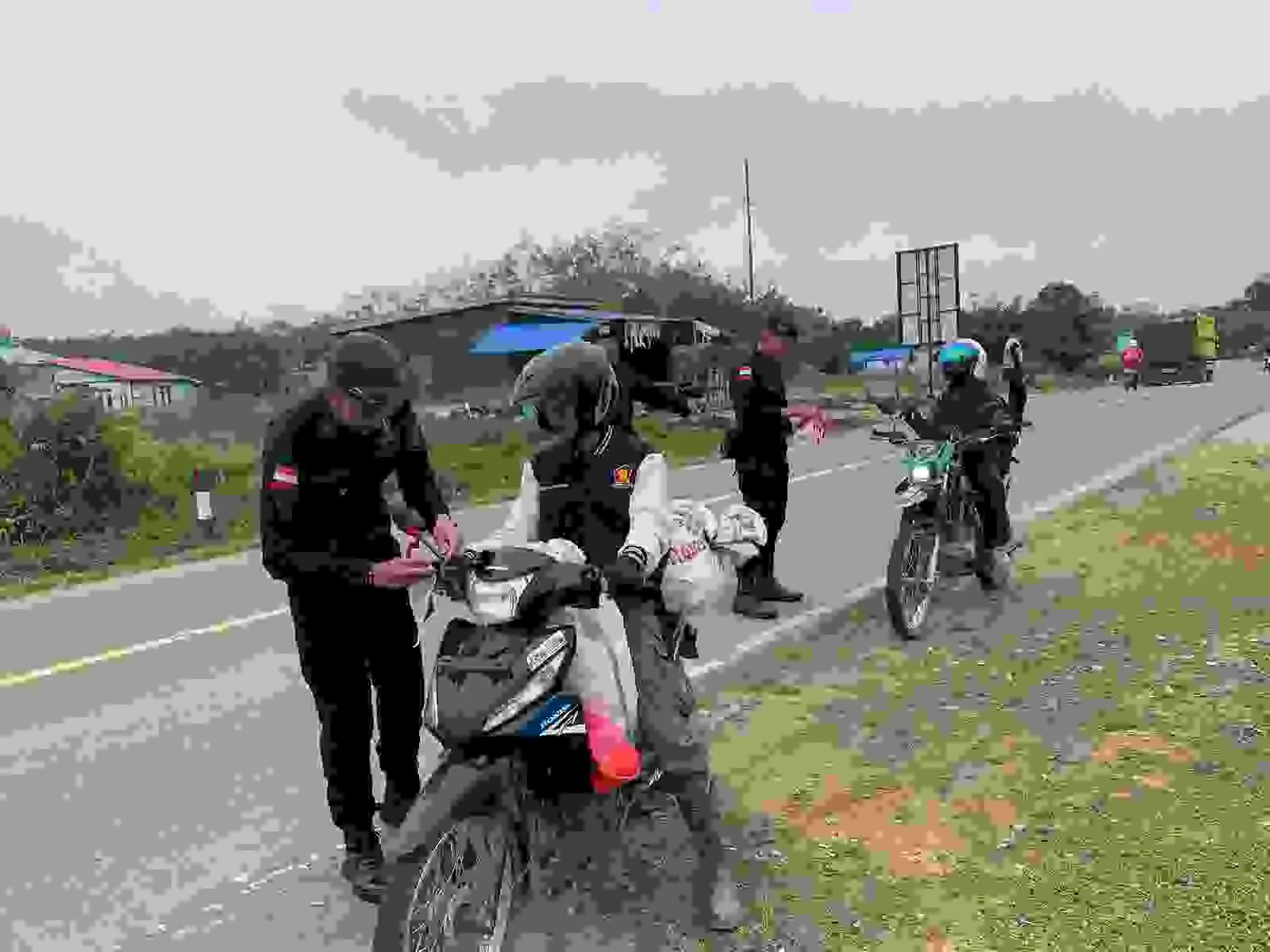 Satbrimob Polda Kalbar bagikan bendera merah putih kepada masyarakat pengguna jalan dalam rangka menyambuat hari kemerdekaan Republik Indonesia ke-80 Satbrimob Polda Kalbar bagikan bendera merah putih kepada masyarakat pengguna jalan dalam rangka menyambuat hari kemerdekaan Republik Indonesia ke-80