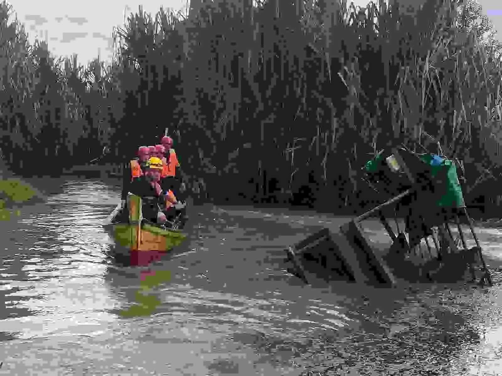 Tim SAR Brimob Kompi 3 Batalyon A Pelopor bersama BPBD dan Basarnas evakuasi jasad korban terkaman buaya di Alur Sungai Menduk