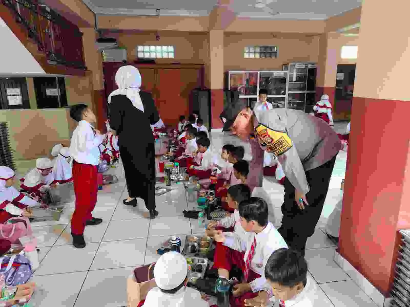 Polsek Cakung Monitoring Pembagian 3.127 Porsi Makan Bergizi Gratis di Penggilingan