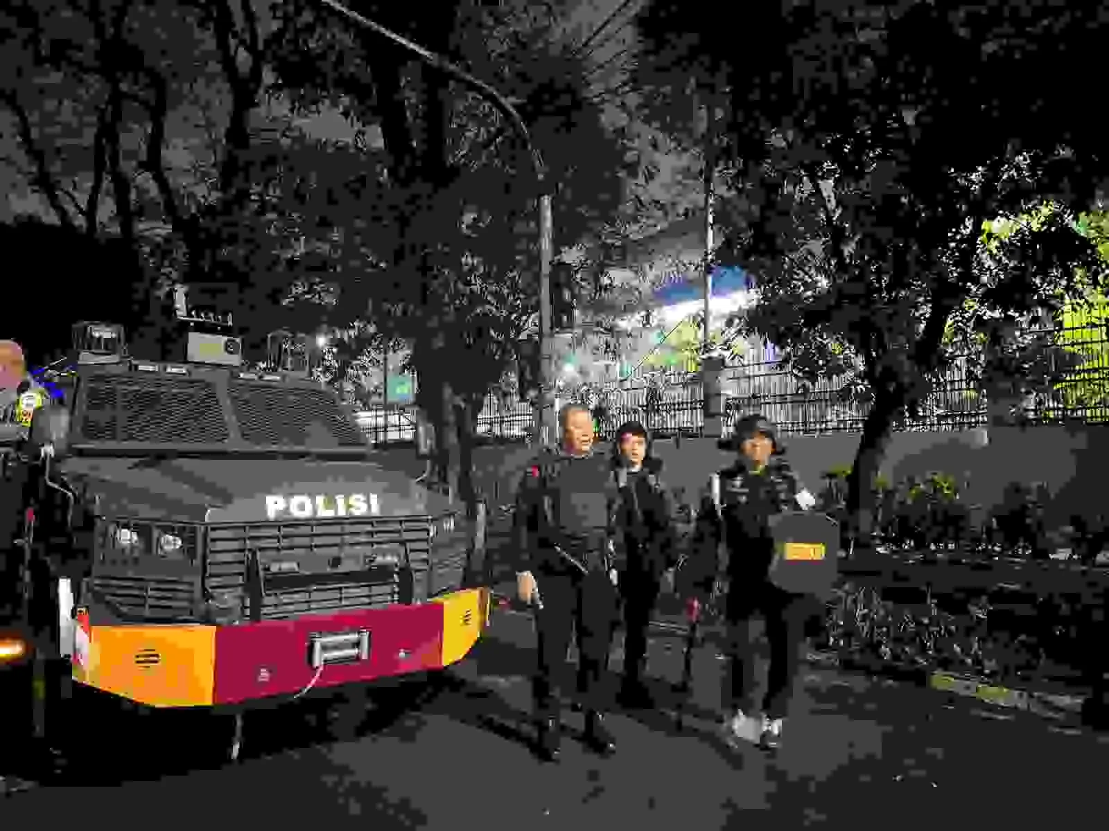 Dansat Brimob Polda Jabar Turun Langsung dalam Penanganan Unjuk Rasa di DPRD Jawa Barat Dansat Brimob Polda Jabar Turun Langsung dalam Penanganan Unjuk Rasa di DPRD Jawa Barat