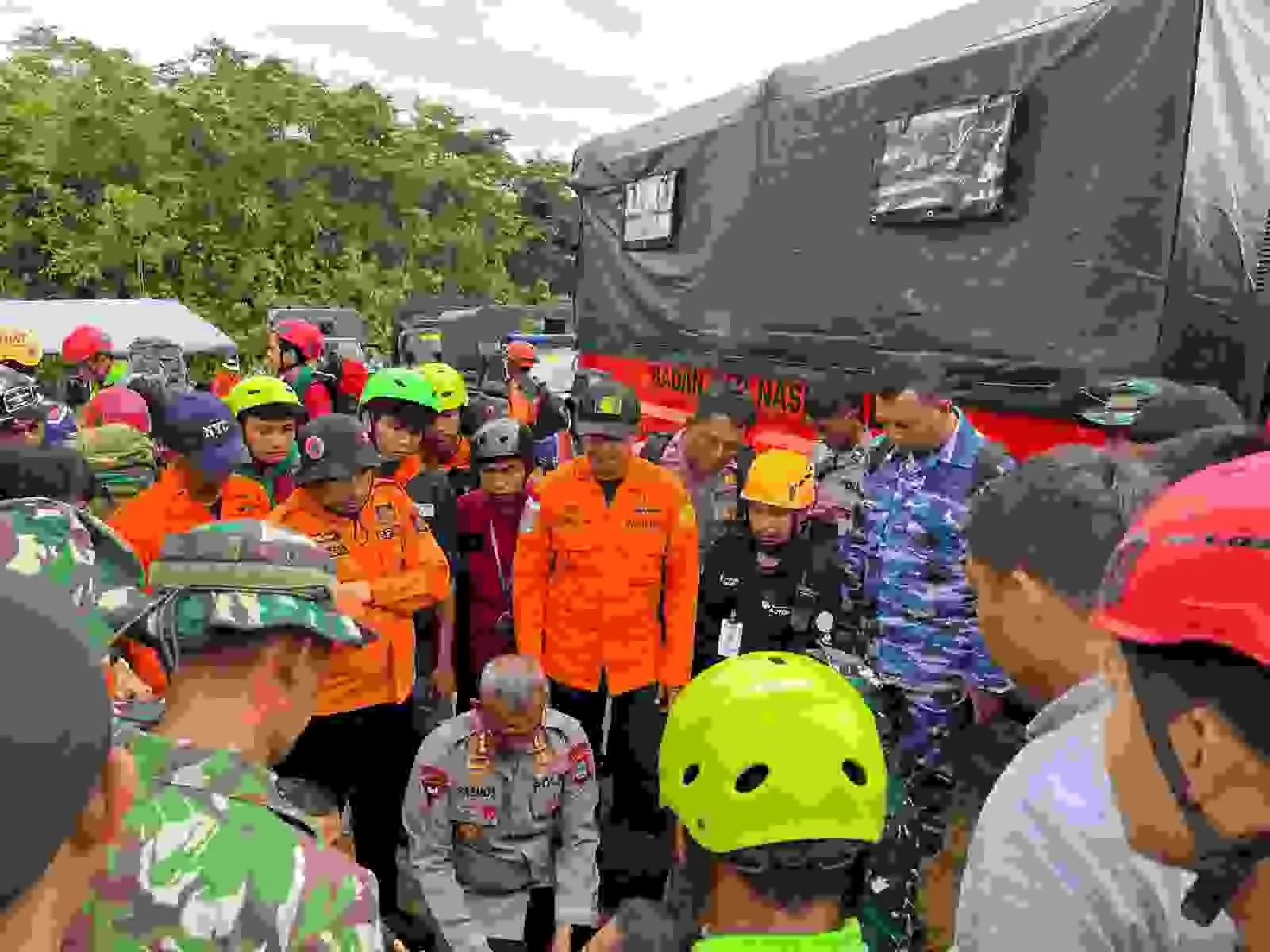 Dansat Brimob Polda Kalsel Kombes Pol Pria Premos,S.I.K.,M.M. memimpin langsung tim gabungan pencarian Helikopter tipe BK117-D3 milik Eastindo Air yang hilang kontak di Kabupaten Tanahbumbu