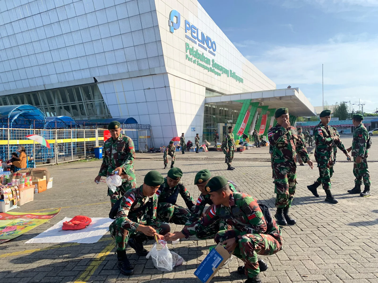 Prajurit Satgas Pamtas Yonarmed 11 Kostrad Gelar Aksi Bersih-Bersih di Pelabuhan Semayang Balikpapan