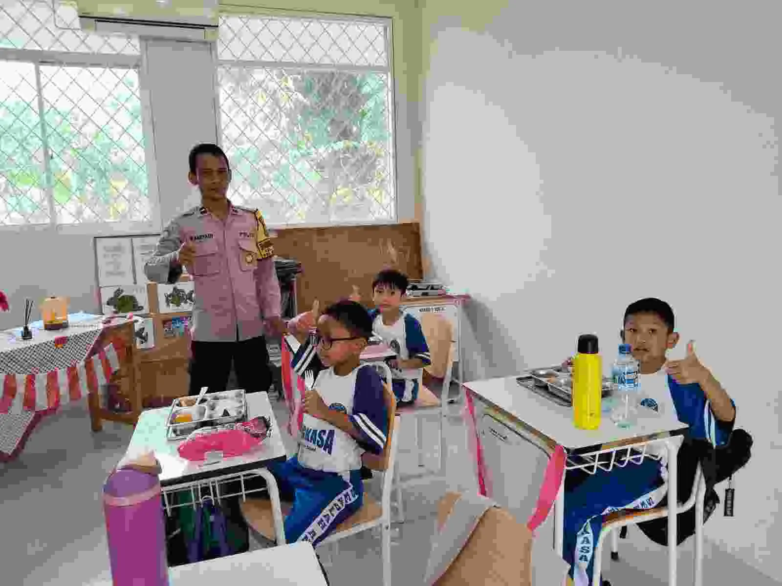 Bhabinkamtibmas Halim Kawal Pembagian 3.606 Porsi Makanan Bergizi Gratis di Sekolah Bhabinkamtibmas Halim Kawal Pembagian 3.606 Porsi Makanan Bergizi Gratis di Sekolah