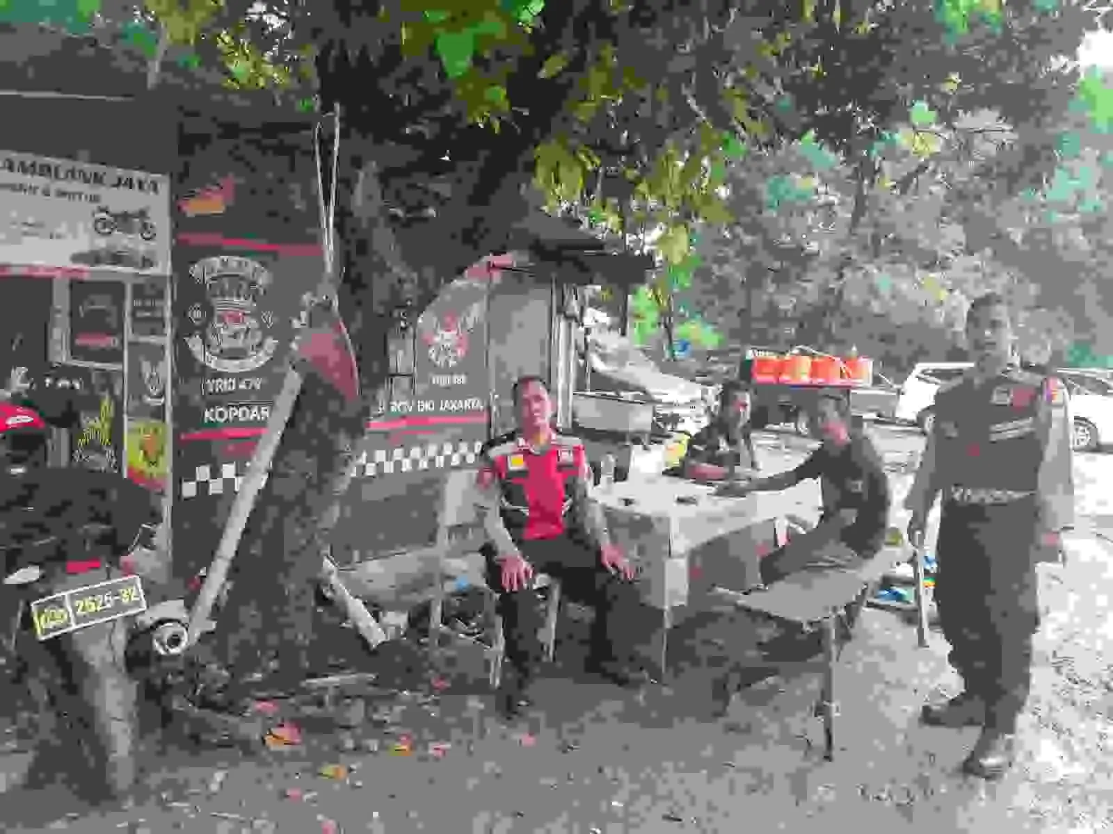 Bhabinkamtibmas Kelurahan Makasar Sambang ke Gudang JNE, Sampaikan Himbauan Kamtibmas Bhabinkamtibmas Kelurahan Makasar Sambang ke Gudang JNE, Sampaikan Himbauan Kamtibmas