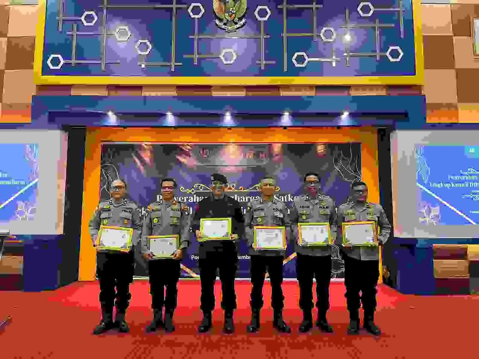 Satbrimob Polda Kalbar kembali menerima penghargaan Satker dengan nilai IKPA terbaik Semester 1 Tahun Anggaran 2025 Lingkup Kanwil DJPb Provinsi Kalbar Satbrimob Polda Kalbar kembali menerima penghargaan Satker dengan nilai IKPA terbaik Semester 1 Tahun Anggaran 2025 Lingkup Kanwil DJPb Provinsi Kalbar
