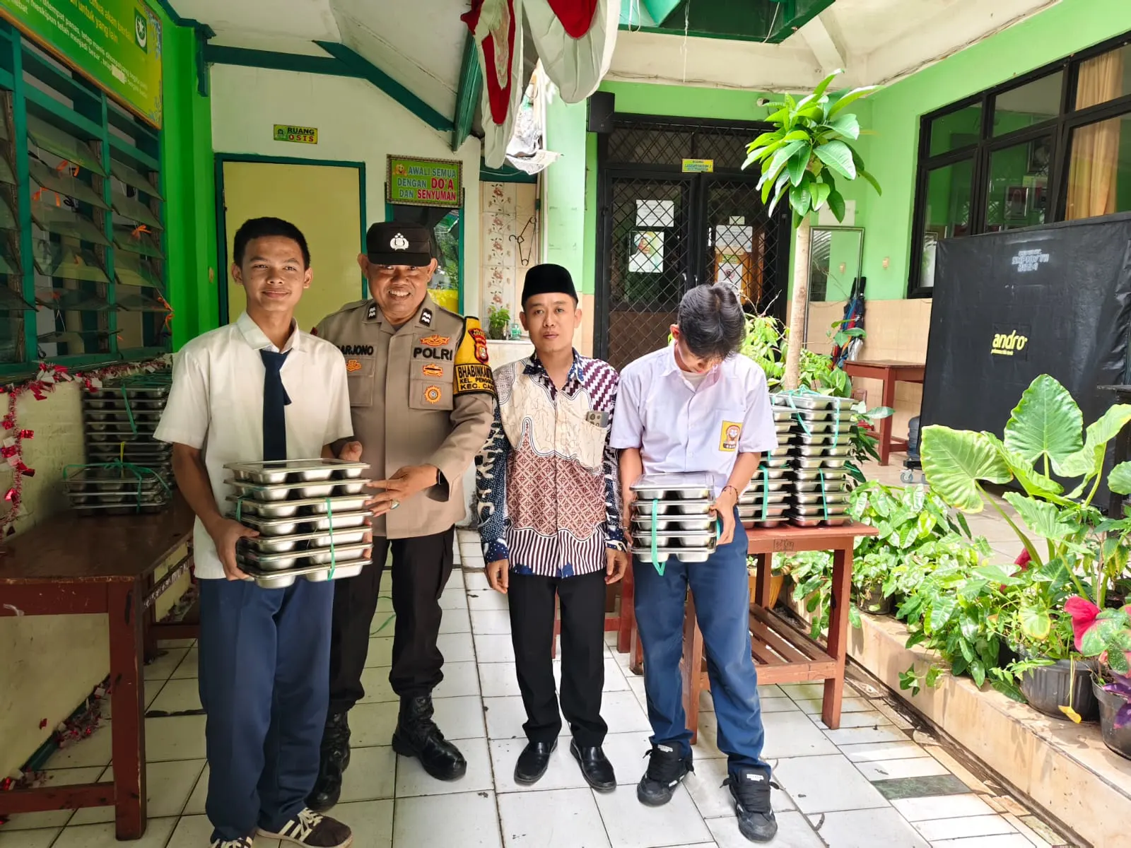 Polsek Cakung Monitoring Pembagian Makanan Bergizi untuk 3.074 Siswa di Penggilingan
