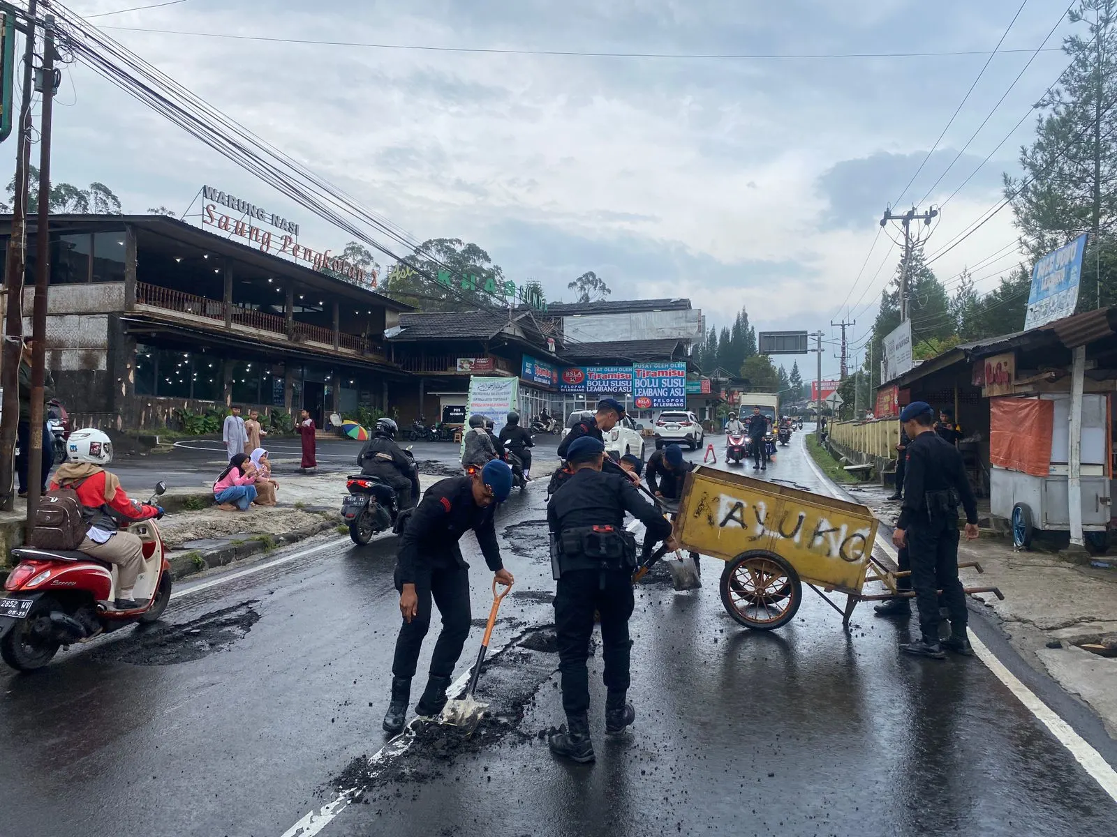 Brimob Jabar Bersihkan Material Pasir dan Kerikil di Jalan Raya Tangkuban Perahu Pasca Hujan Deras Brimob Jabar Bersihkan Material Pasir dan Kerikil di Jalan Raya Tangkuban Perahu Pasca Hujan Deras