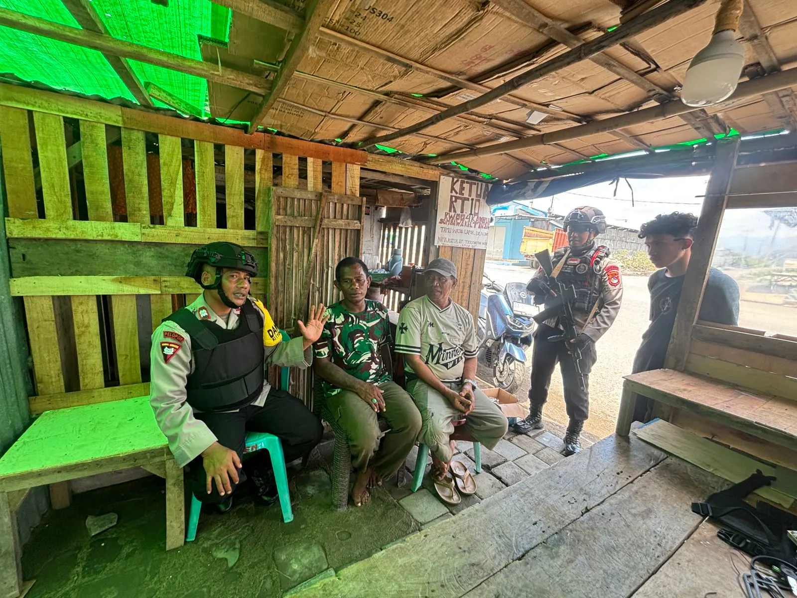 Kompi 1 Batalyon C Pelopor Satbrimob Polda NTB melaksanakan kegiatan patroli dialogis di wilayah hukum Kota Bima
