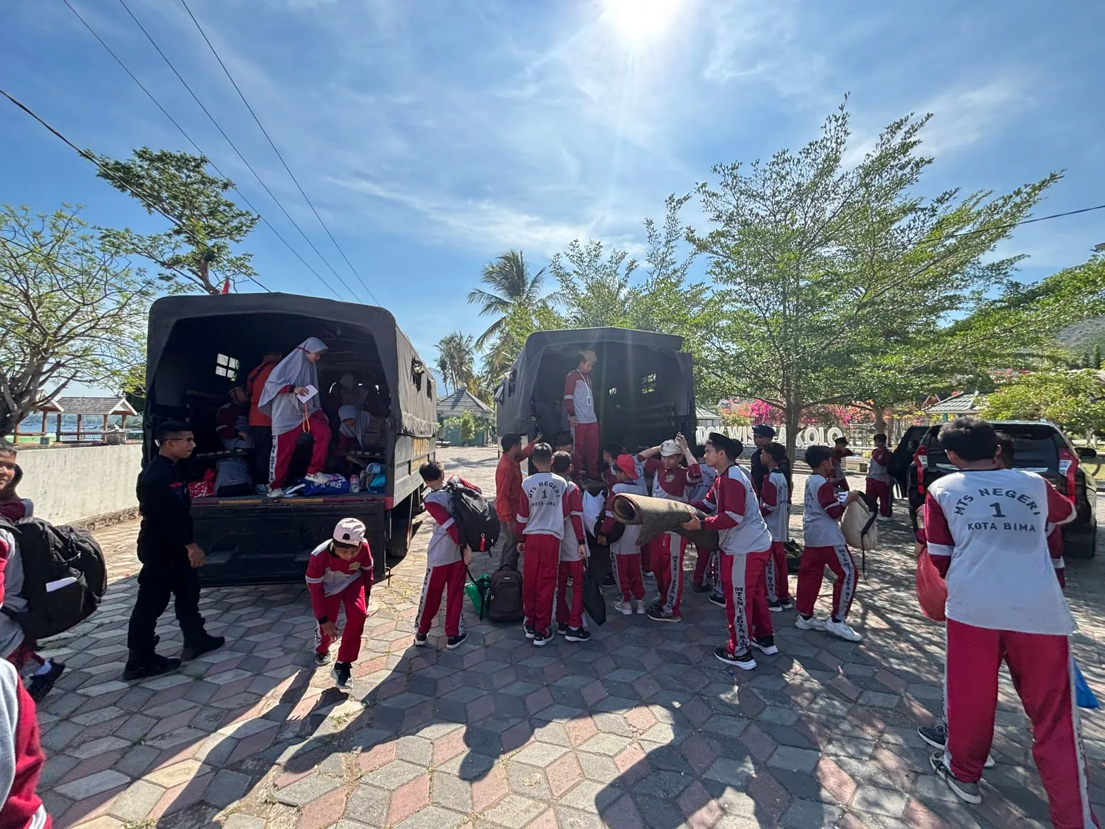 Peduli Dunia Pendidikan, Satbrimob Polda NTB Sediakan Truk Dinas Membantu Mengantar Siswa-Siswi Peduli Dunia Pendidikan, Satbrimob Polda NTB Sediakan Truk Dinas Membantu Mengantar Siswa-Siswi