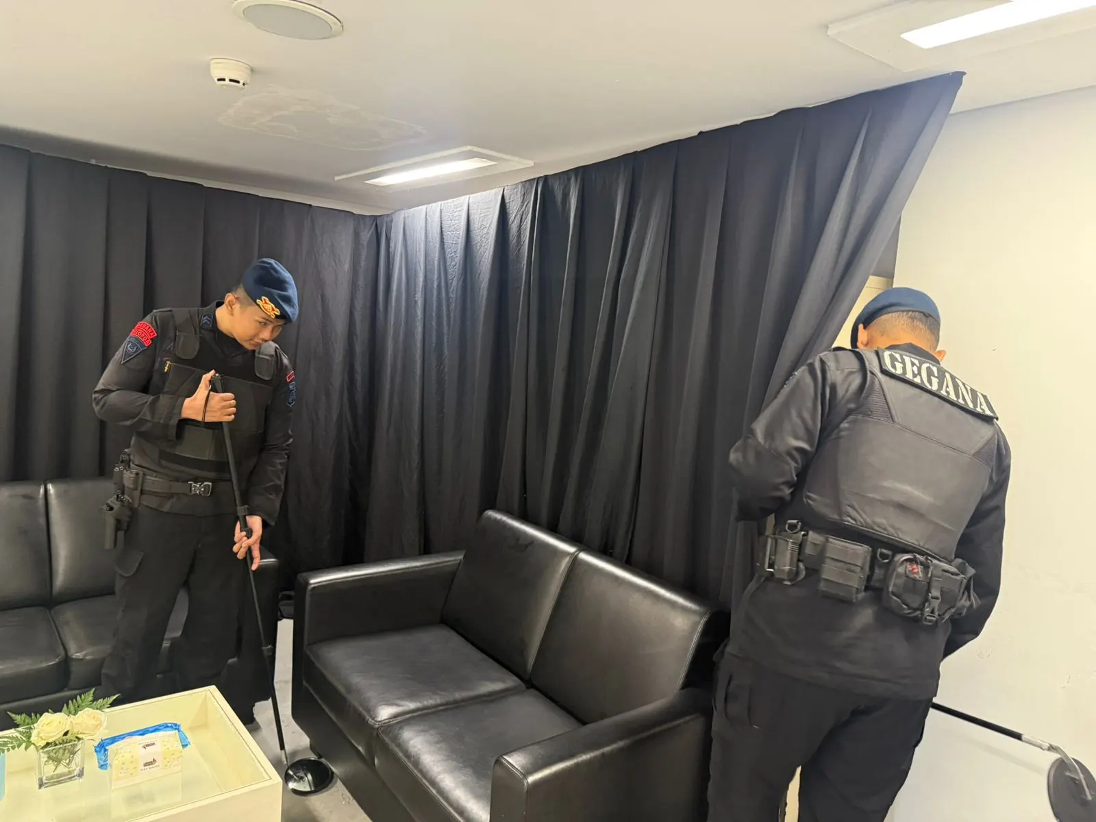 Giat Detasemen Gegana Satuan Brimob Polda Metro Jaya Melaksanakan Sterilisasi Black Pink World Tour Jakarta Giat Detasemen Gegana Satuan Brimob Polda Metro Jaya Melaksanakan Sterilisasi Black Pink World Tour Jakarta