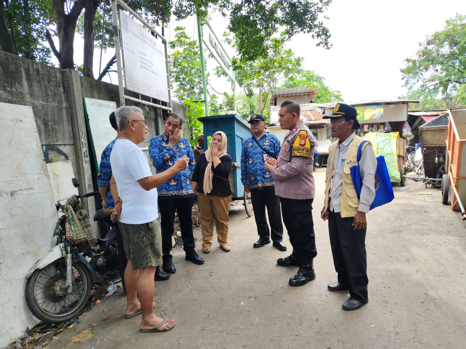 Polsek Cakung Bersama Unsur Kelurahan Pastikan Tidak Ada Lagi Pembakaran Sampah di TPS Penggilingan
