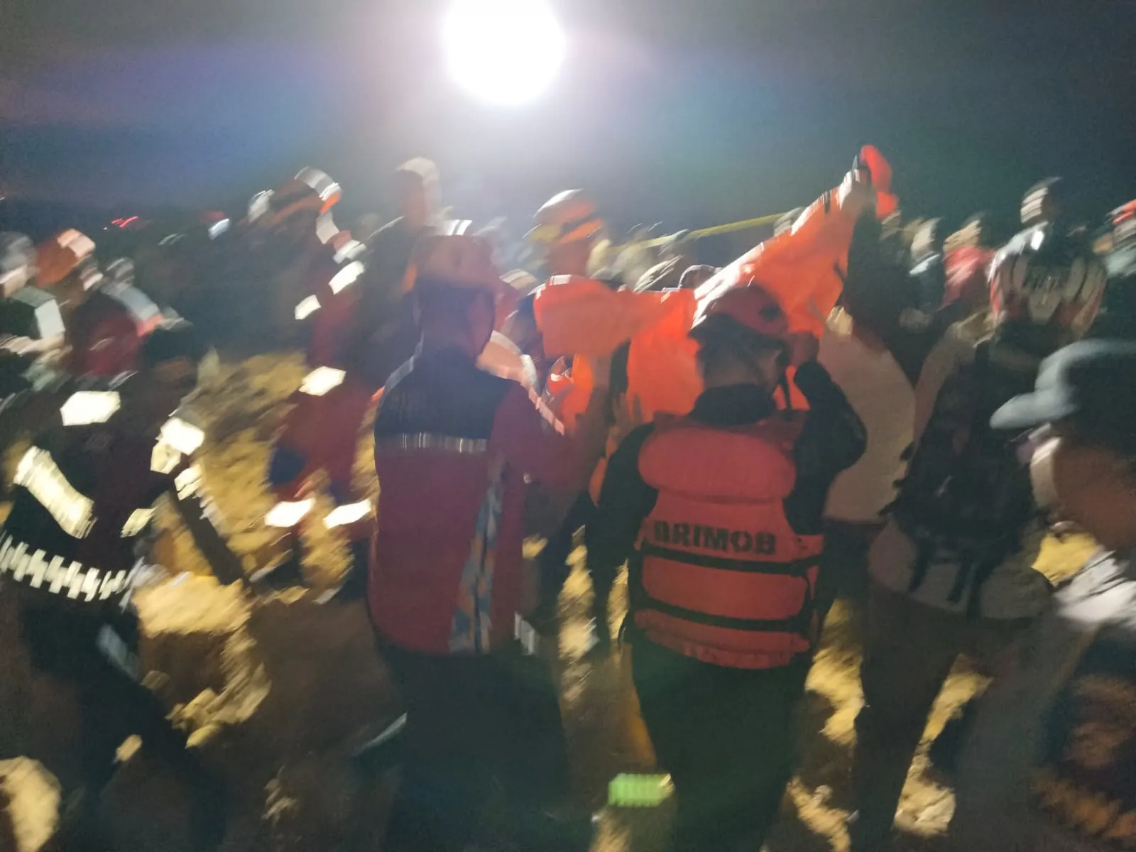 Brimob Bantu Evakuasi 6 Anak Tenggelam di Waduk Km 8 Balikpapan