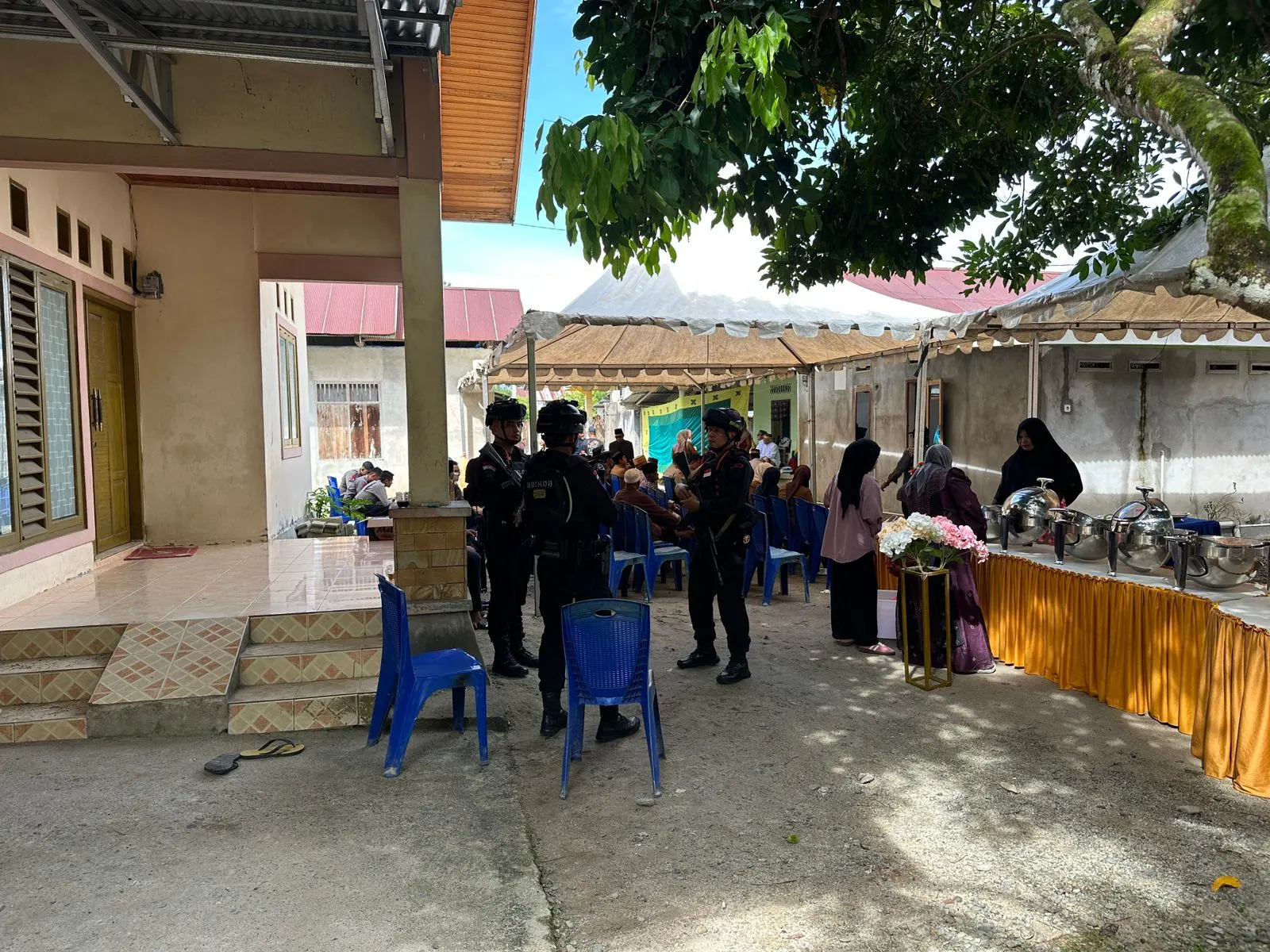 Personel Batalyon D Pelopor Laksanakan Patroli Pengamanan Acara Adat Pengukuhan Balailo Baebunta Personel Batalyon D Pelopor Laksanakan Patroli Pengamanan Acara Adat Pengukuhan Balailo Baebunta