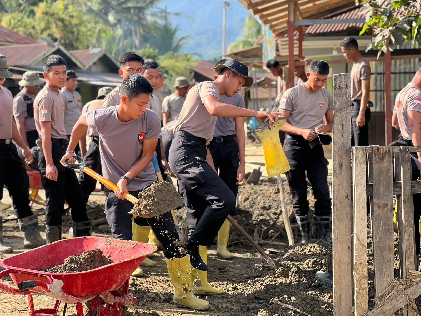 Wujud Kepedulian Polri, Satbrimob Polda Sumsel BKO Polda Aceh Bantu Pemulihan Pasca Banjir