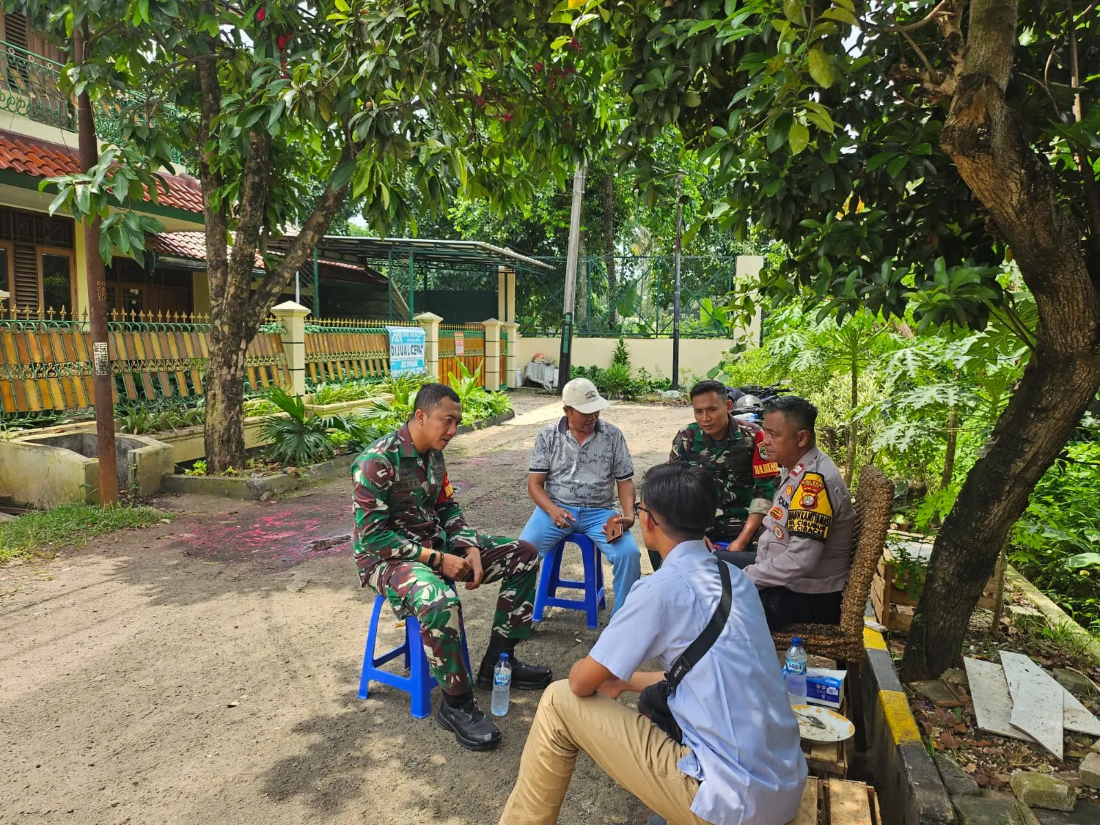 Bhabinkamtibmas Cibubur Gelar Ngopi Kamtibmas, Gencar Sosialisasikan Layanan Polisi 110