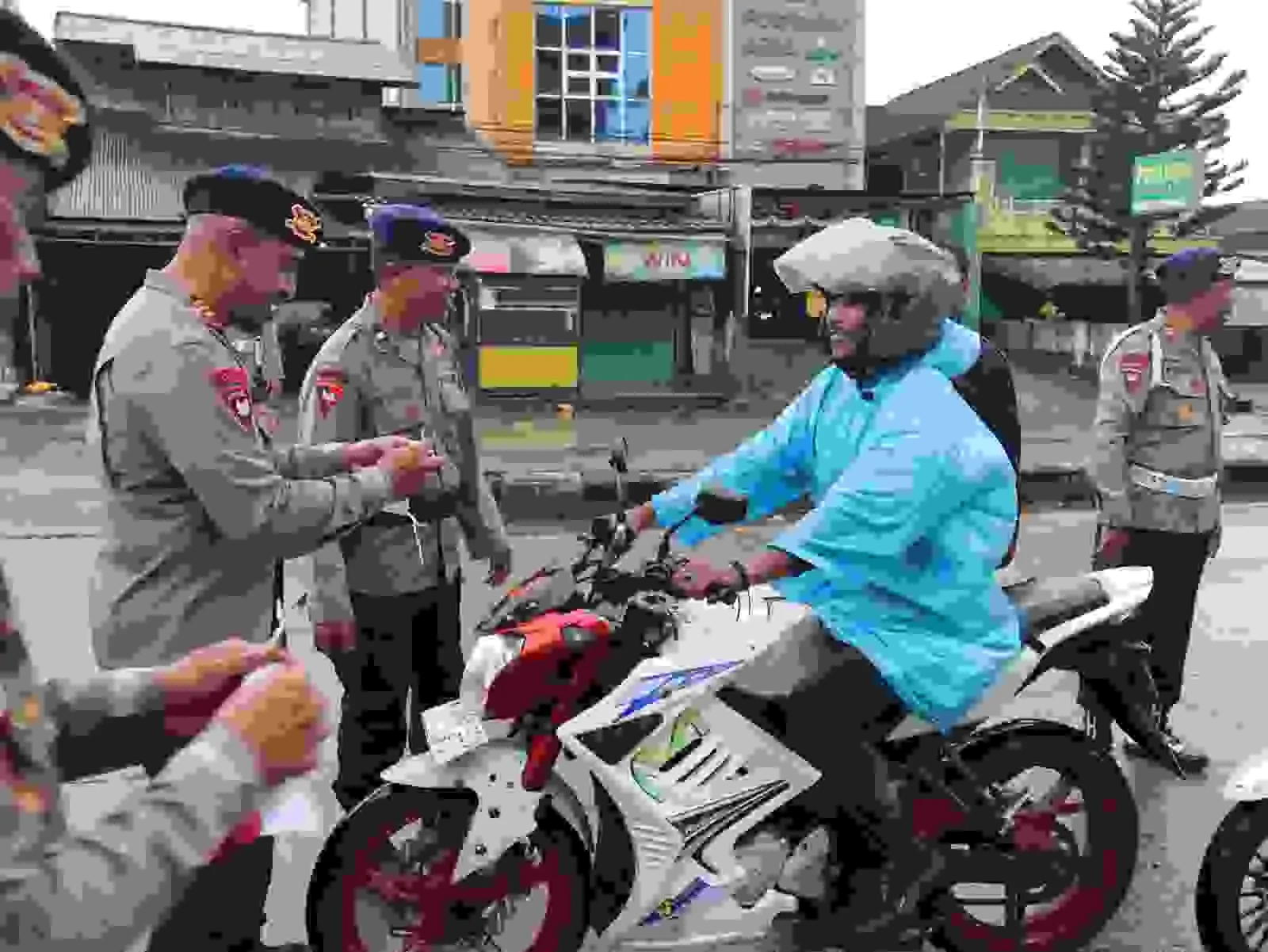 Aksi Satbrimob Polda Kaltim: Sebarkan 3000 Bendera Merah Putih di Empat Kota