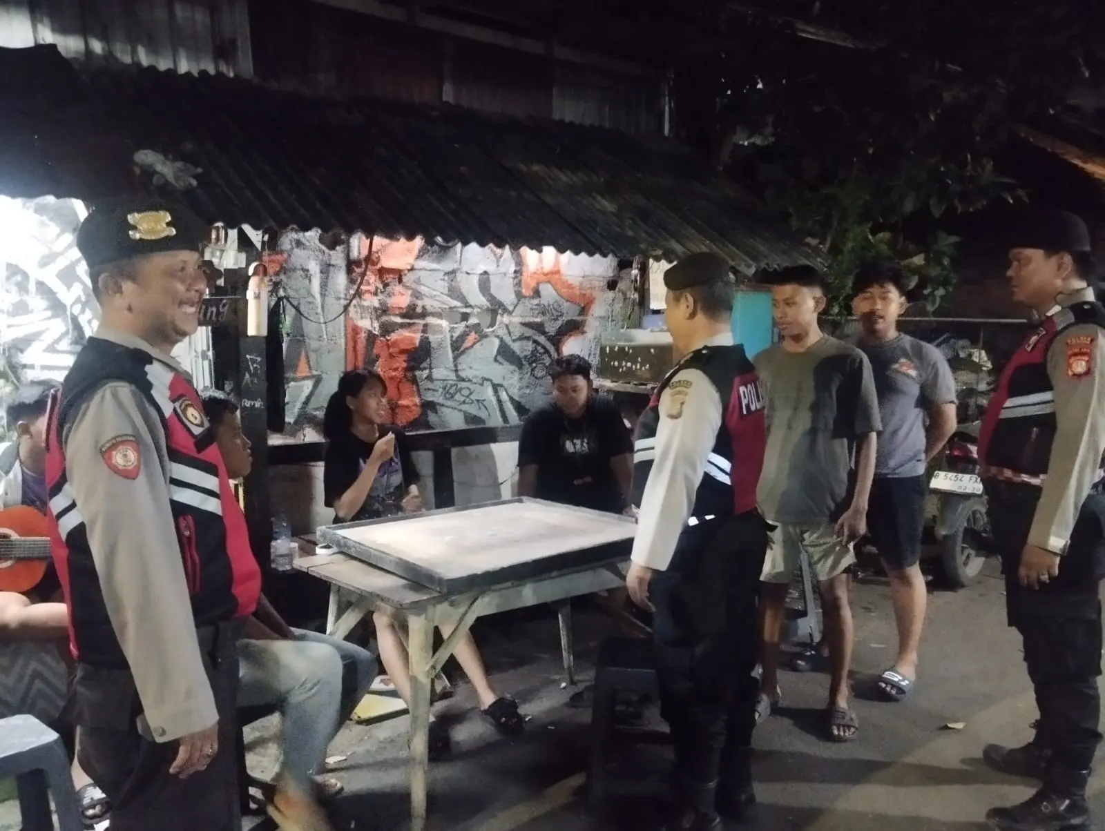 Polsek Matraman Ajak Remaja Segera Pulang Saat Patroli Dini Hari Polsek Matraman Ajak Remaja Segera Pulang Saat Patroli Dini Hari