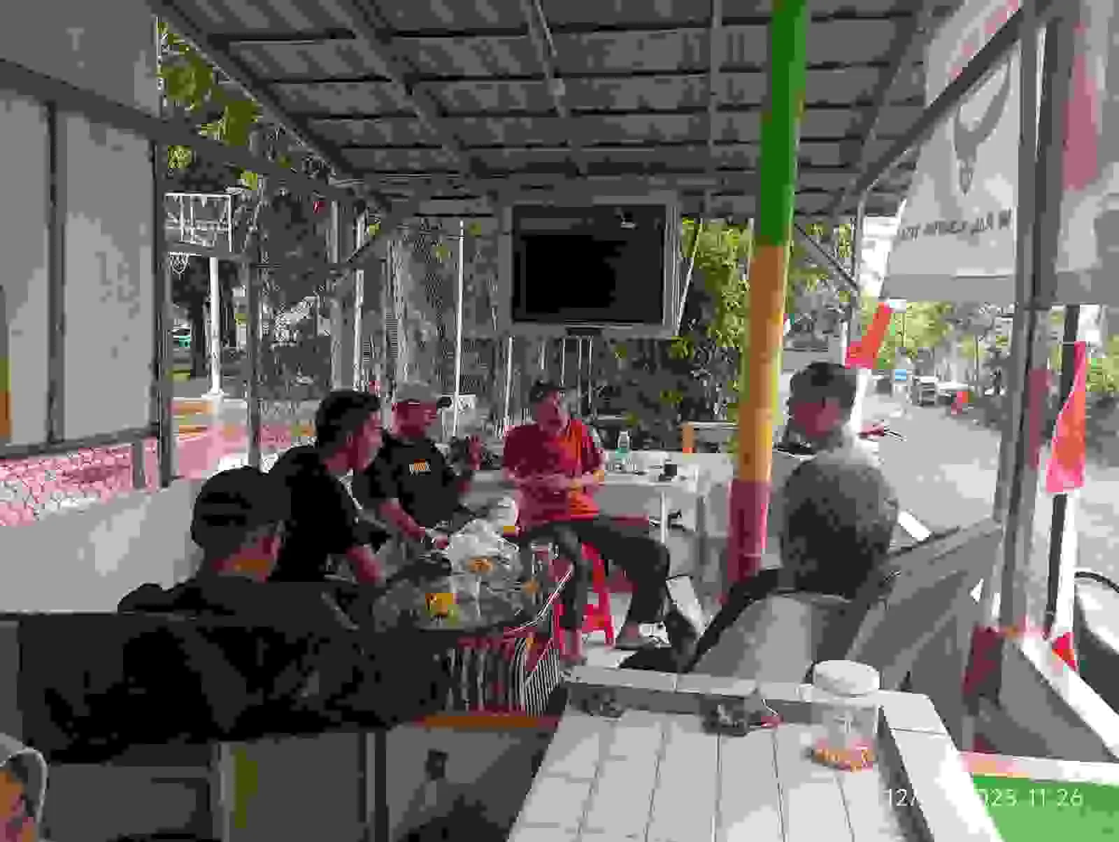 Bhabinkamtibmas Kelurahan Jati Kunjungi Pos Kamling, Sampaikan Himbauan Kamtibmas