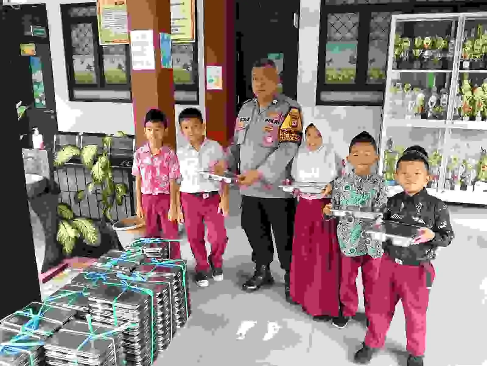 Polsek Ciracas Kawal Pembagian 3.131 Porsi Makanan Bergizi Gratis di Kelurahan Susukan Polsek Ciracas Kawal Pembagian 3.131 Porsi Makanan Bergizi Gratis di Kelurahan Susukan