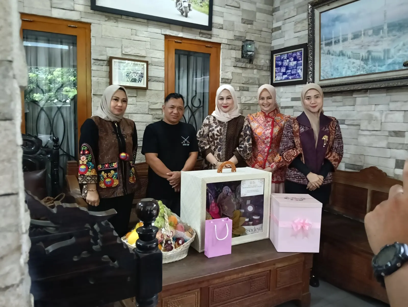 Kapolsek Ciracas Dampingi Bhayangkari Pusat dalam Anjangsana ke Kediaman Komjen Pol (Purn) Oegroseno