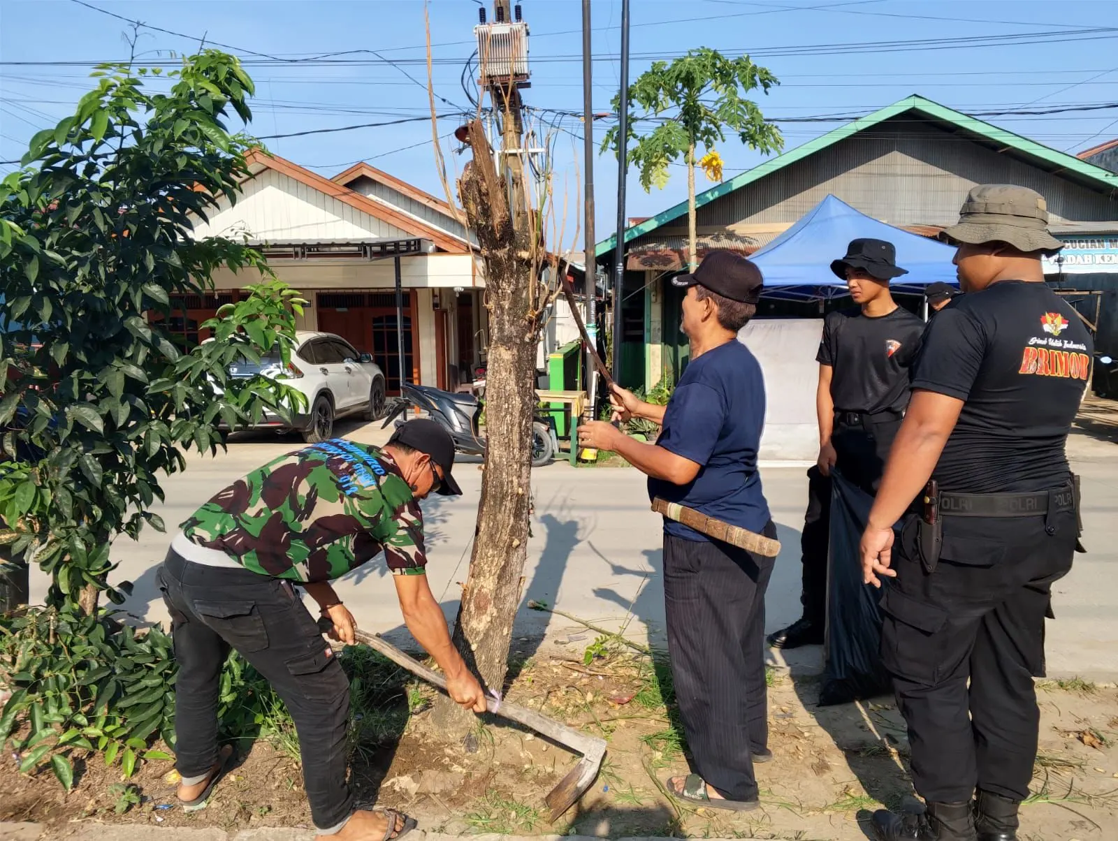 Sinergi Polri-TNI: Brimob Kaltim Gelar Karya Bakti di Pasar Harapan Baru Sambut HUT ke-80 TNI