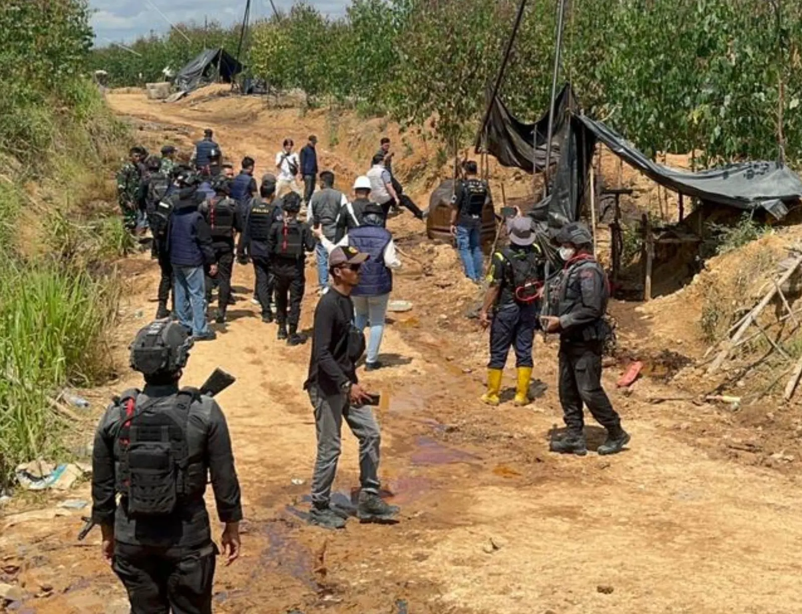 Personel Batalyon A Pelopor Satbrimob Polda Sumsel Dukung Penegakan Hukum terhadap Illegal Drilling dan Illegal Mining Personel Batalyon A Pelopor Satbrimob Polda Sumsel Dukung Penegakan Hukum terhadap Illegal Drilling dan Illegal Mining