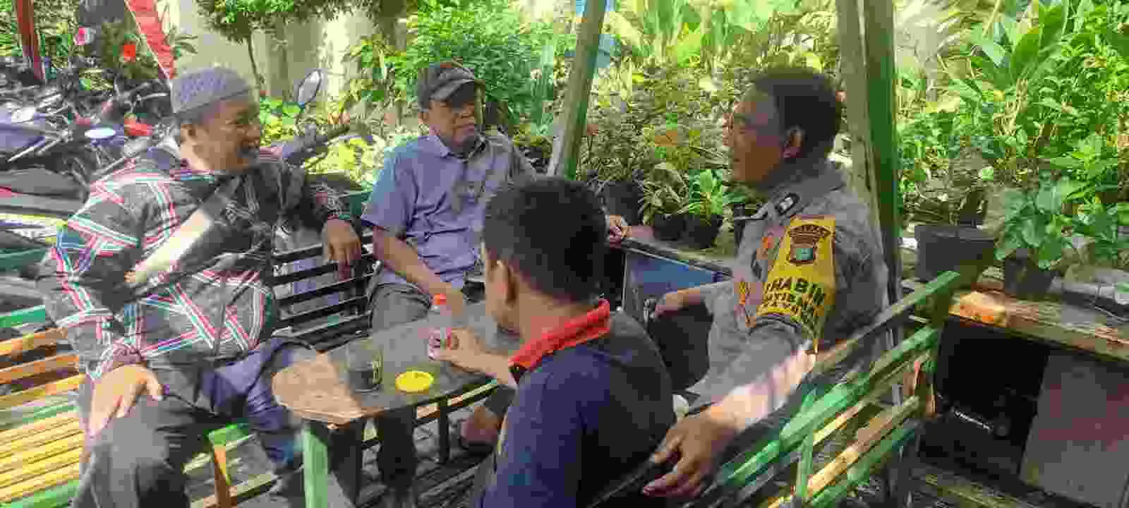Bhabinkamtibmas Kayu Manis Sambangi LMK dalam Program Mantap dan Taktis Polres Metro Jaktim Bhabinkamtibmas Kayu Manis Sambangi LMK dalam Program Mantap dan Taktis Polres Metro Jaktim