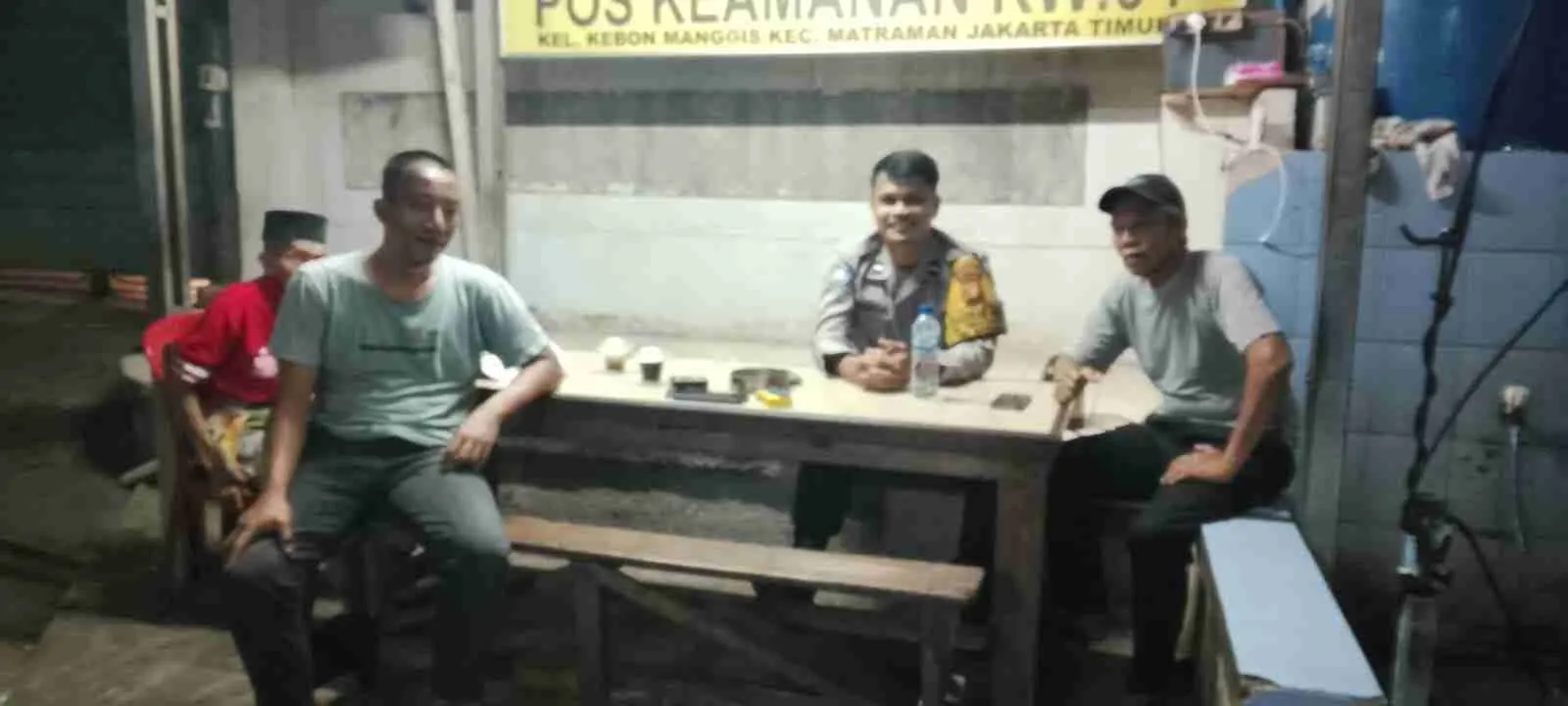 Patroli Malam Bhabinkamtibmas Kebon Manggis Bersama Hansip Jaga Kondusivitas Wilayah