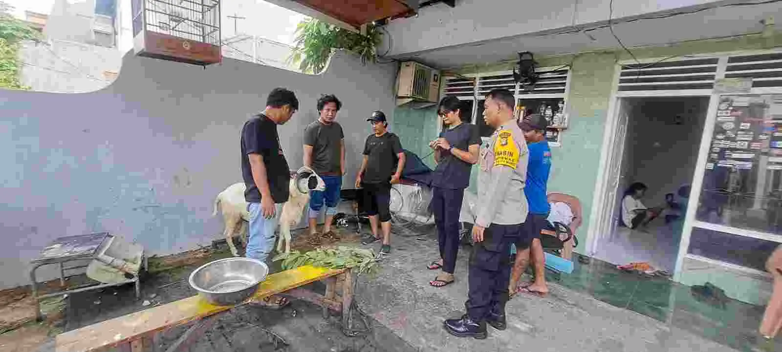 Bhabinkamtibmas Kayu Manis Gencar Sambangi Warga, Tegaskan Antisipasi Guantibmas Jelang Idul Adha Bhabinkamtibmas Kayu Manis Gencar Sambangi Warga, Tegaskan Antisipasi Guantibmas Jelang Idul Adha