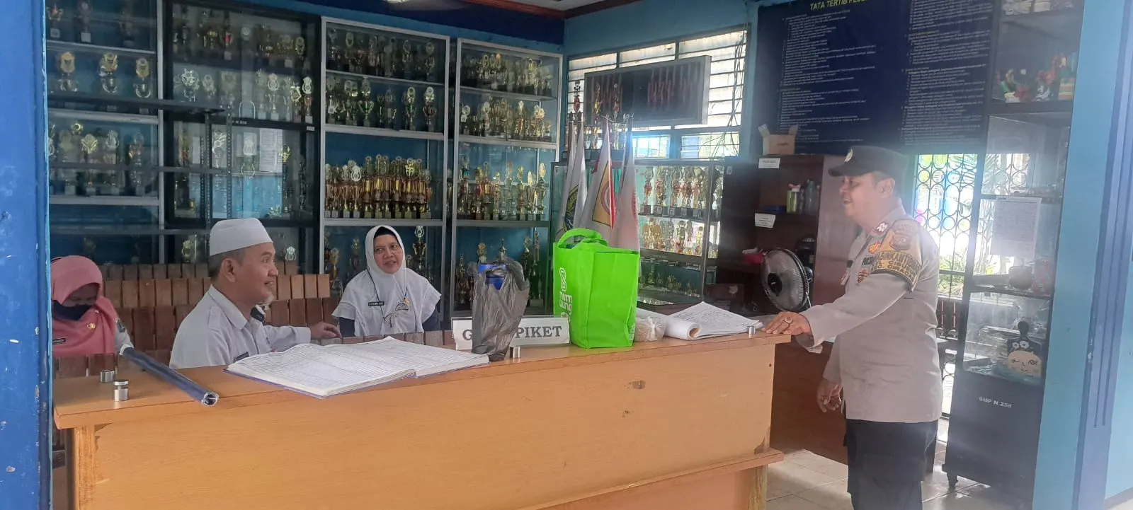 Polisi Hadir di Sekolah, Bhabinkamtibmas Cibubur Ingatkan Siswa Bahaya Tawuran dan Narkoba