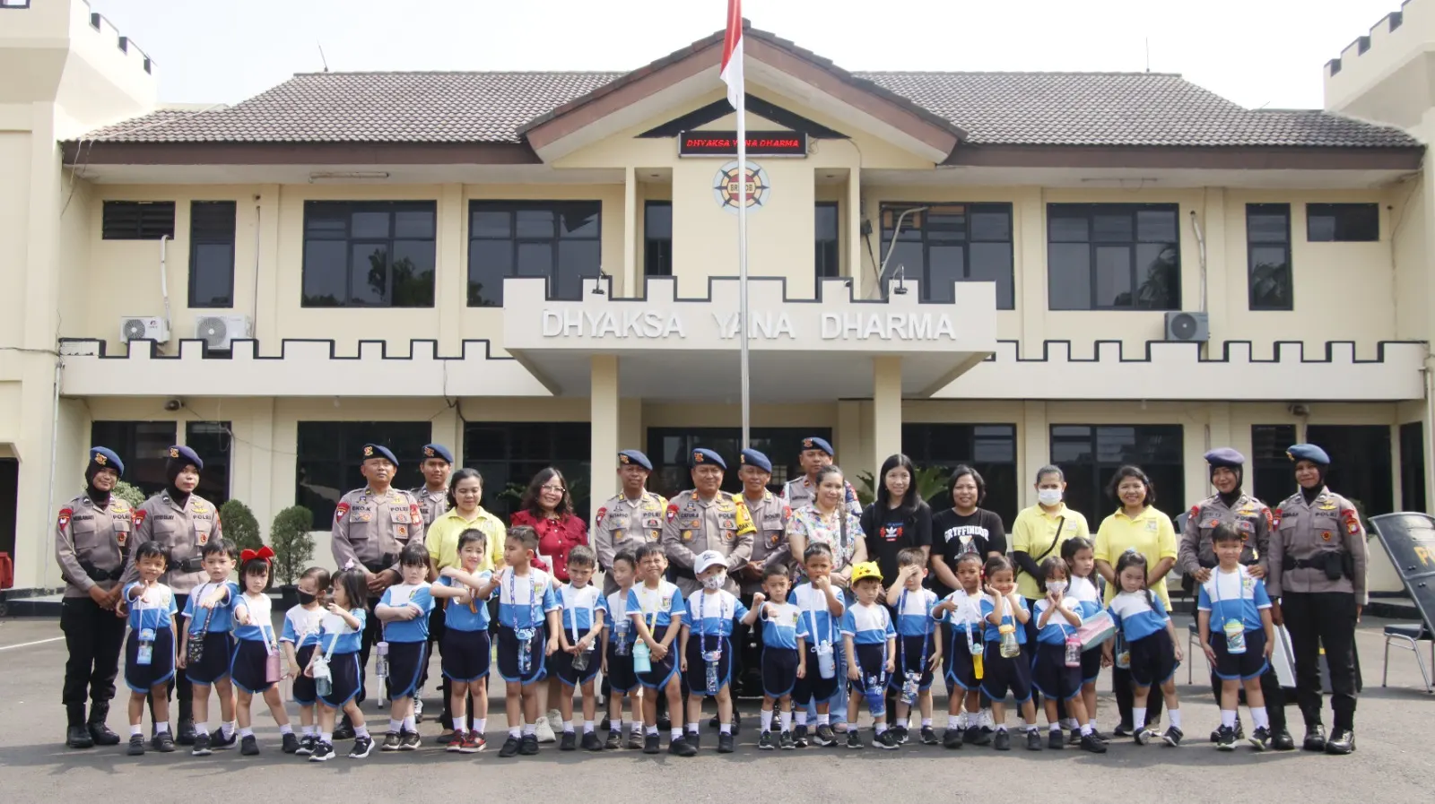 Brimob Polda Metro Jaya Terima Kunjungan Siswa TK, Edukasi Tugas Polisi di Mako Batalyon B Pelopor Brimob Polda Metro Jaya Terima Kunjungan Siswa TK, Edukasi Tugas Polisi di Mako Batalyon B Pelopor