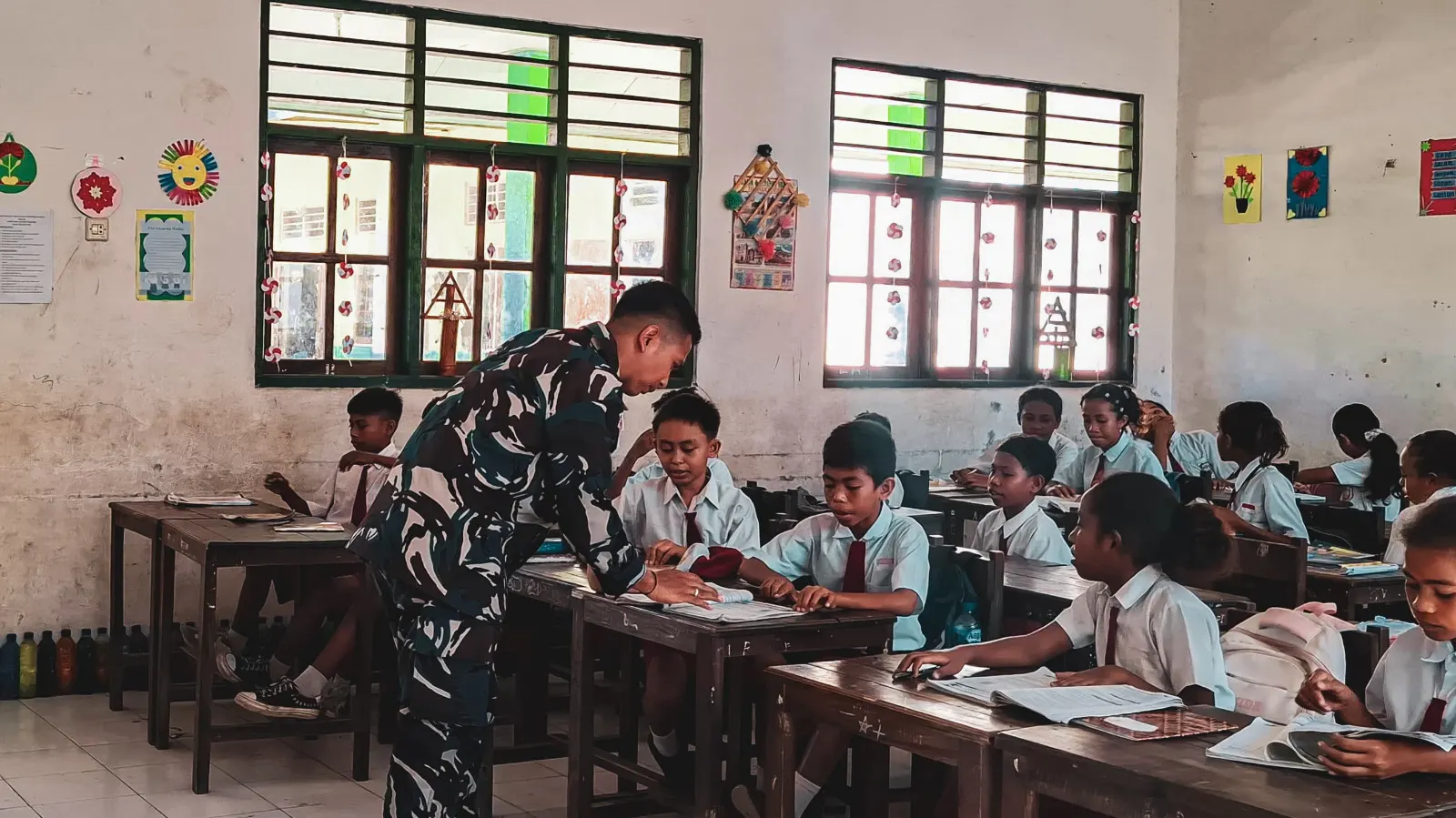 Satgas Pamtas RI-RDTL Pos Wini Bantu Ajar Membaca Dan Mennghitung di SD Katolik Wini