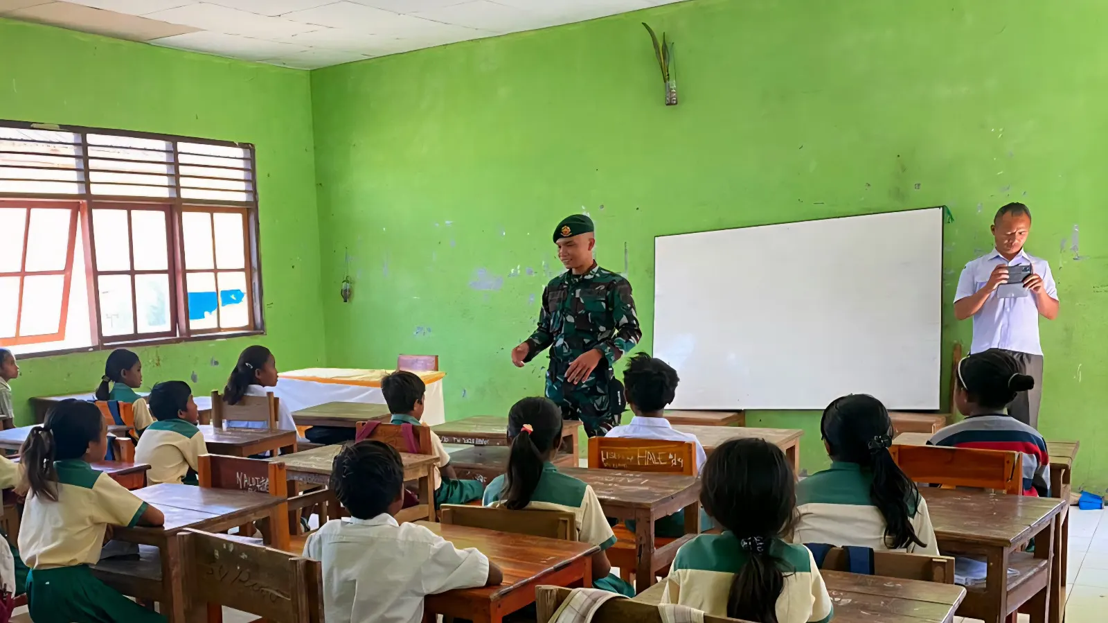 Satgas Pamtas Yonarmed 12 Kostrad Pos Dafala dan Fatubesi Atas Laksanakan Kegiatan Gadik di Sekolah Perbatasan Satgas Pamtas Yonarmed 12 Kostrad Pos Dafala dan Fatubesi Atas Laksanakan Kegiatan Gadik di Sekolah Perbatasan