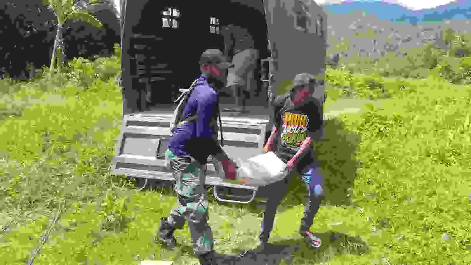 Satgas TMMD Ke-124 Kodim 1501/Ternate dan Masyarakat Gotong Royong Angkut Material Pembangunan