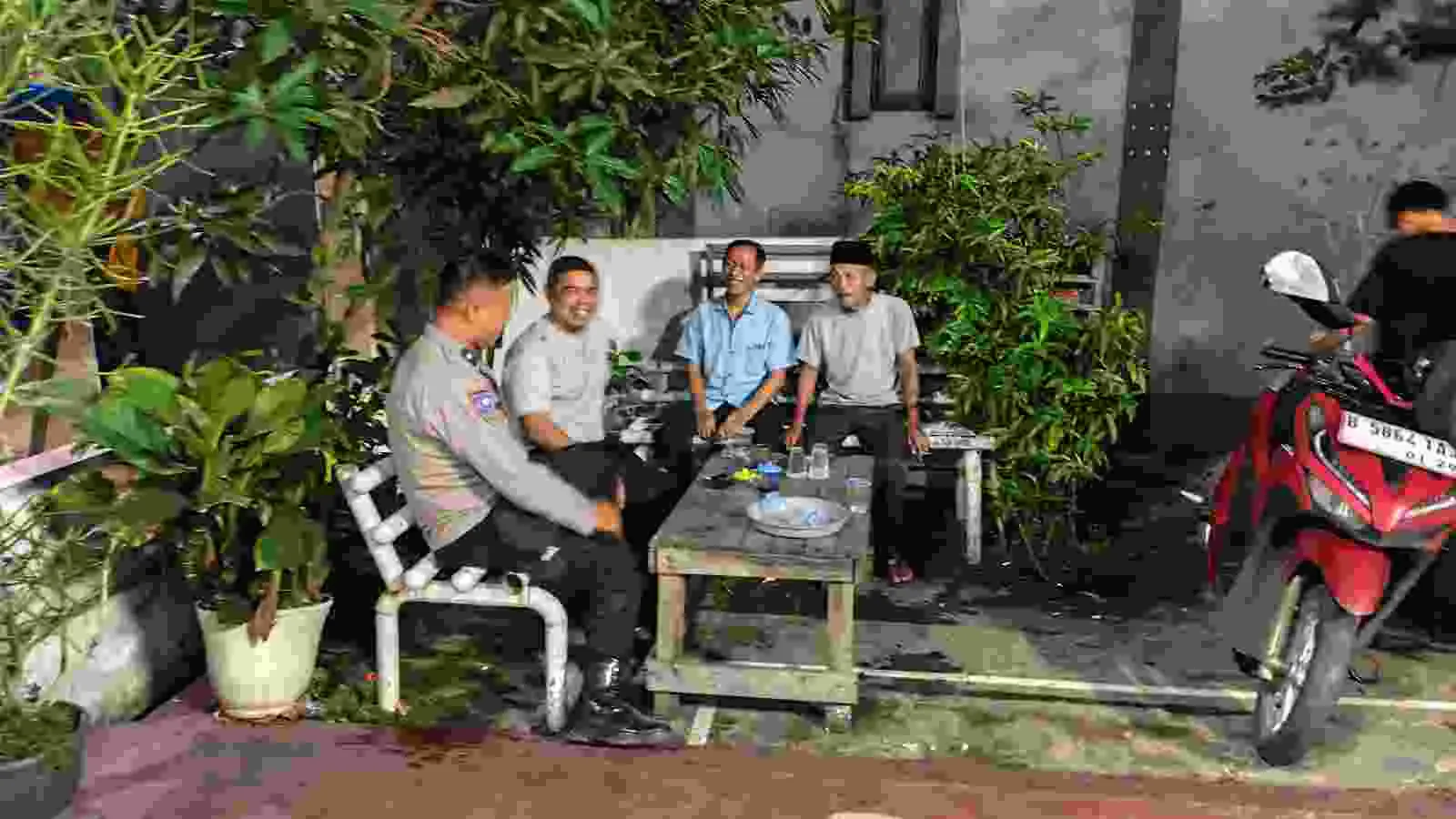 Bhabinkamtibmas Cakung Barat Sambangi Warga, Sampaikan Pesan Kamtibmas dan Antisipasi Tawuran